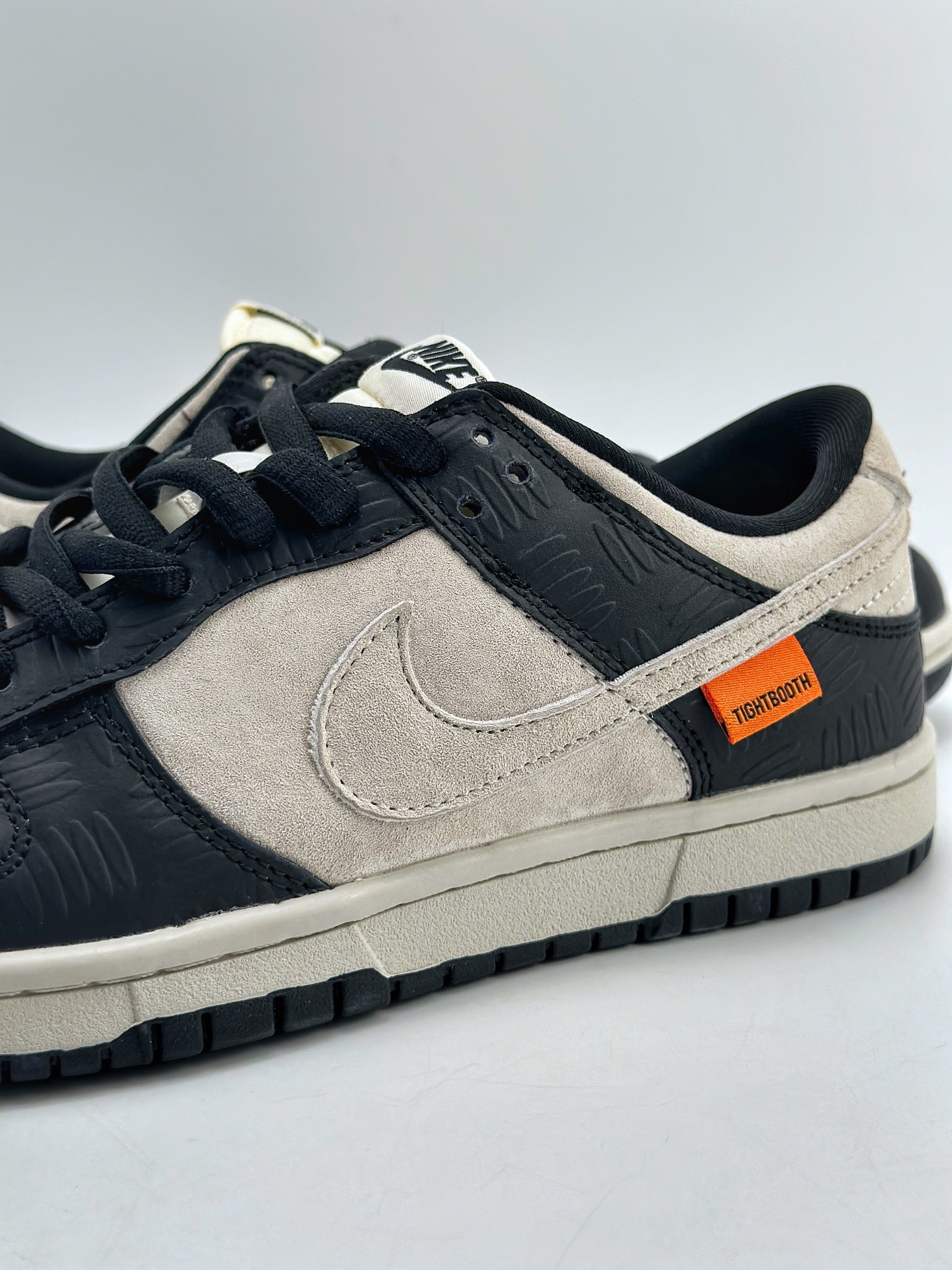 280 Nike SB Dunk Low x TIGHTBOOH 灰黑翻毛 GJ6358-901