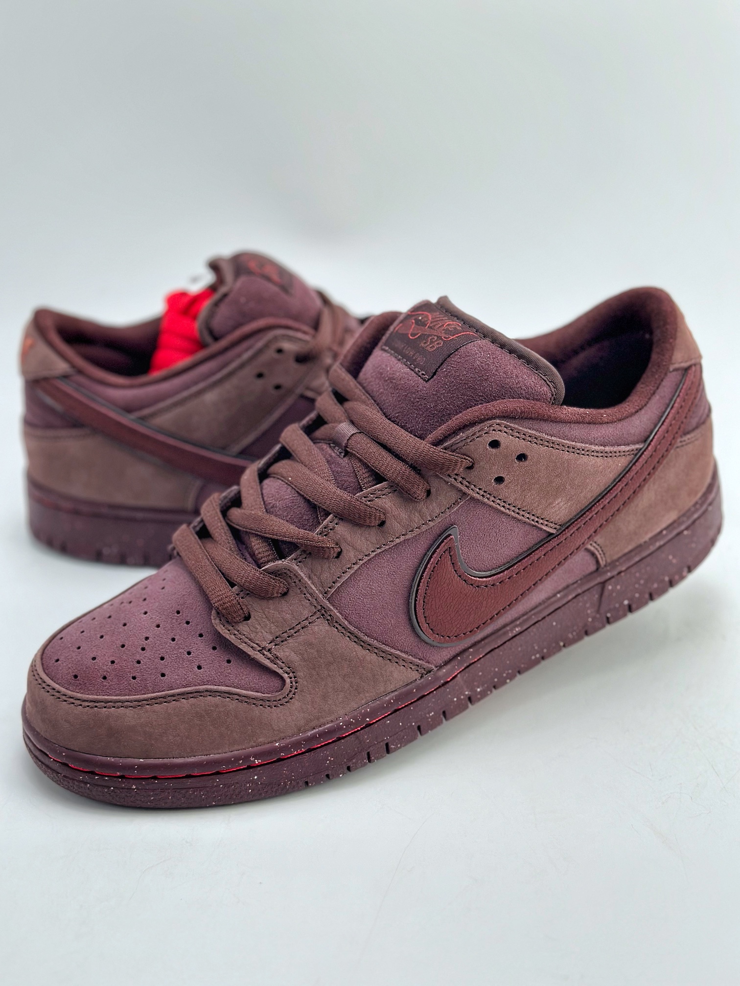 260 NIKE SB Dunk Low “Valentine’s Day” 酒红翻毛情人节 FN0619-600