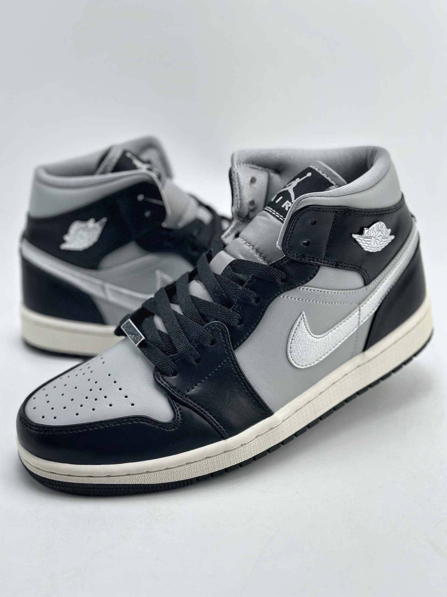 220 Air Jordan 1 Mid SE WMNS 黑白灰 FB9892-002