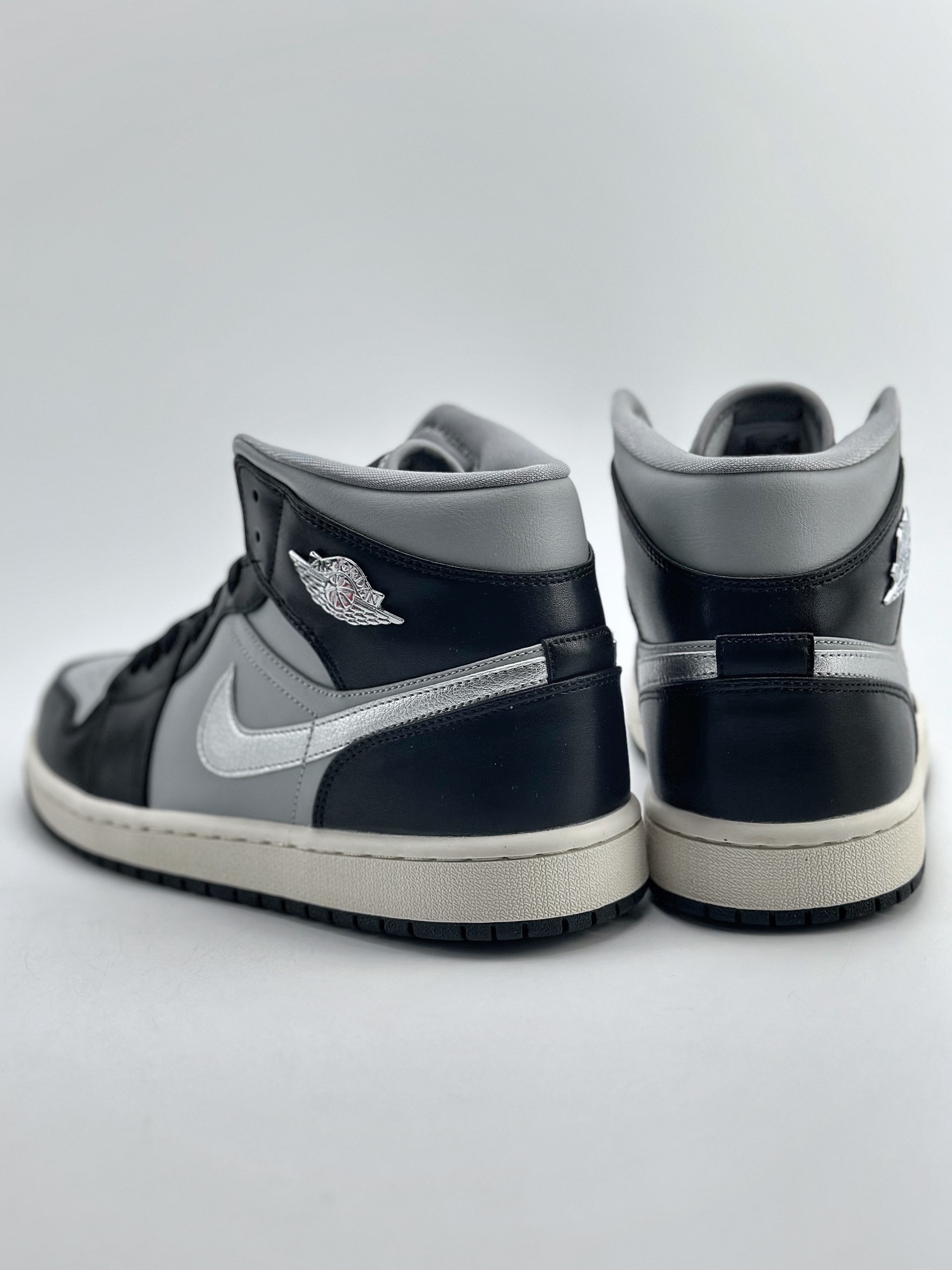 220 Air Jordan 1 Mid SE WMNS 黑白灰 FB9892-002