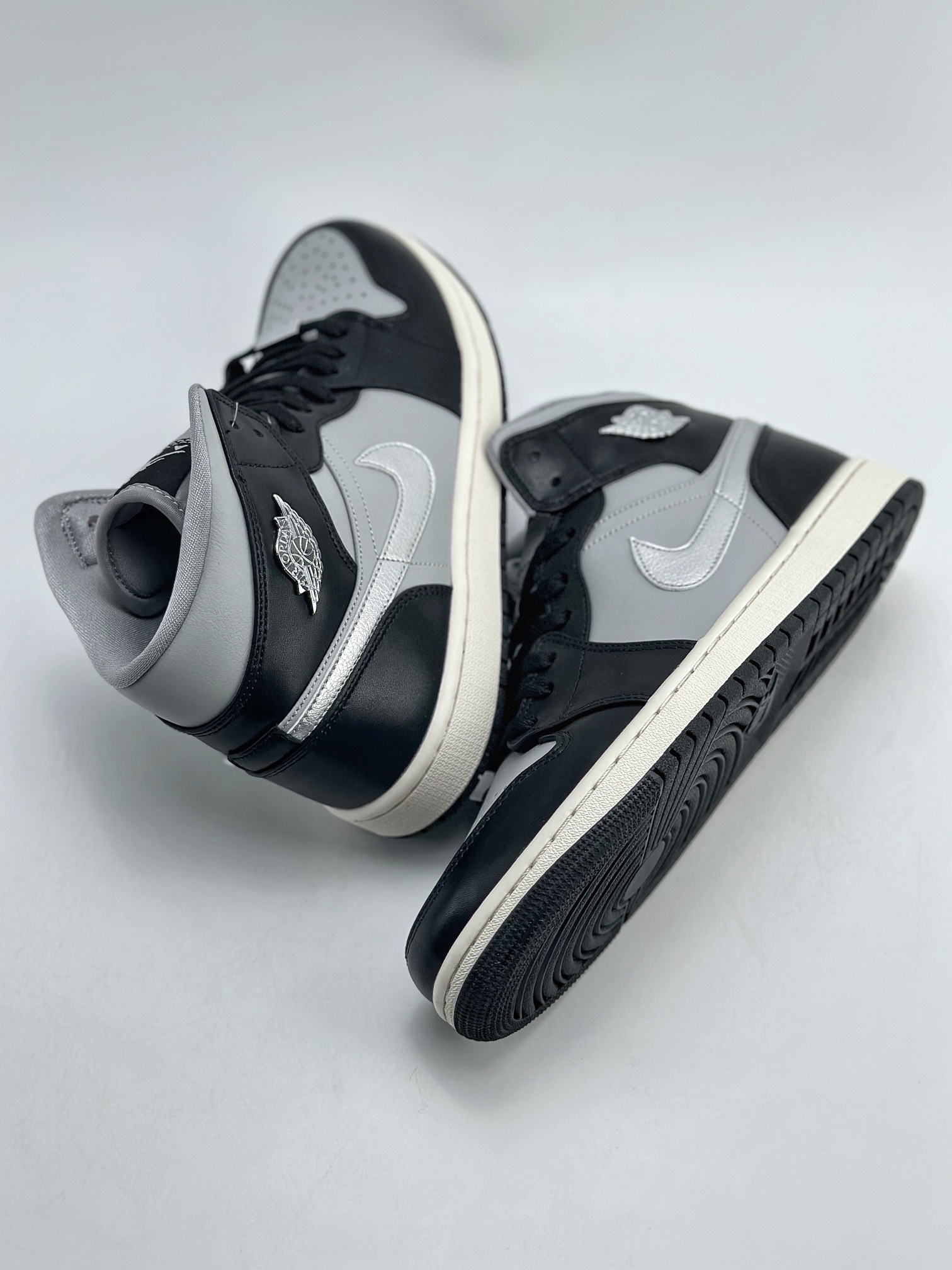 220 Air Jordan 1 Mid SE WMNS 黑白灰 FB9892-002