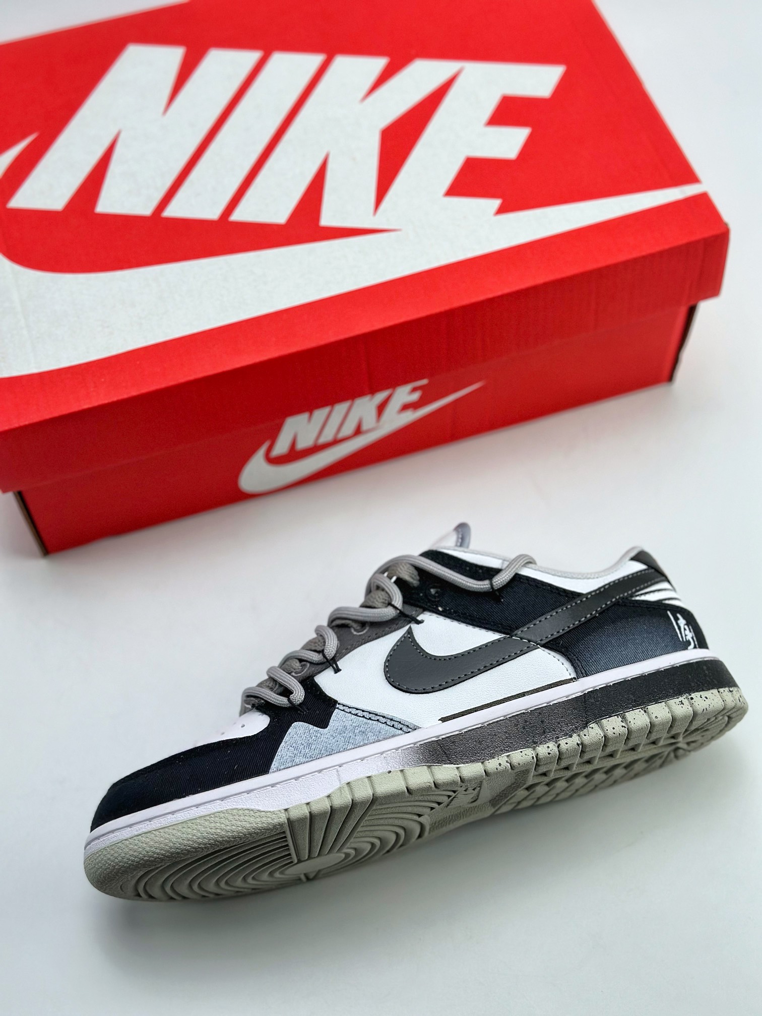 200 NIKE SB Dunk Low 纵身入山海 黑灰 DV0827-100