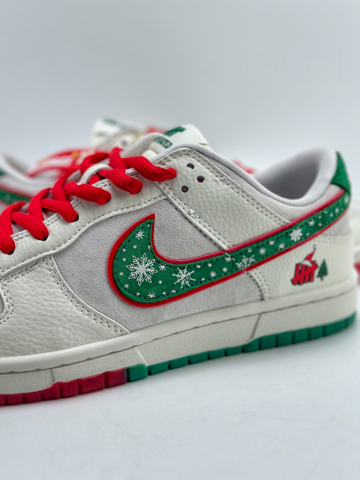 Nike SB Dunk Low x Undefeated High-end Custom Christmas XB5181-318