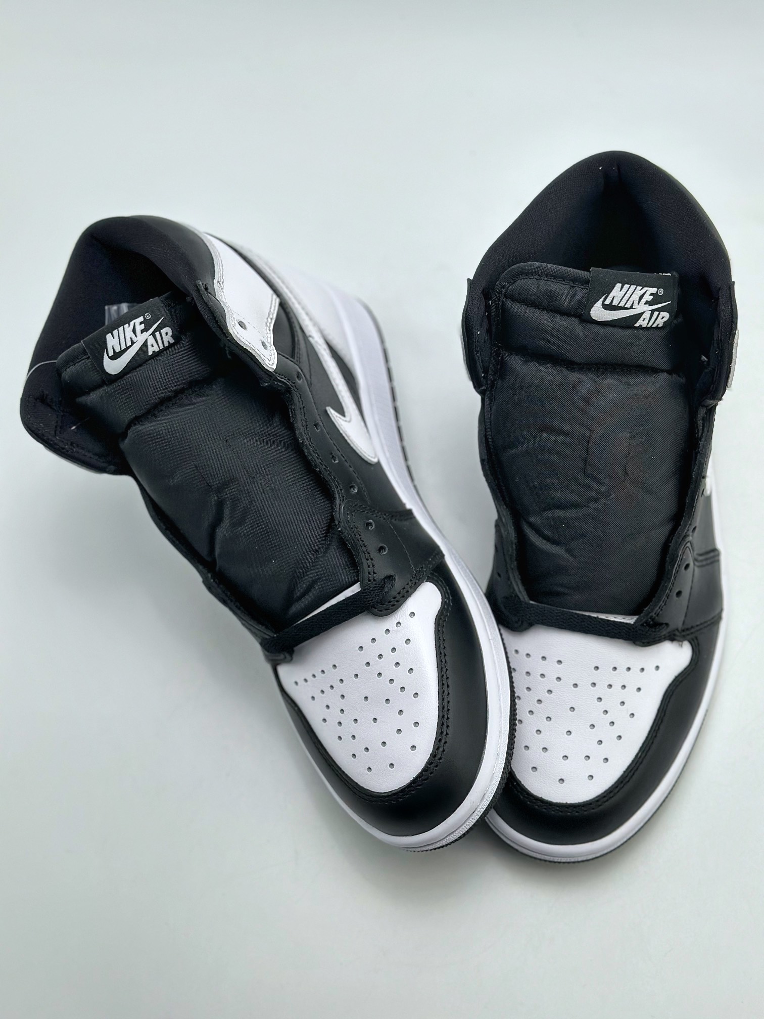 The original version of Air Jordan 1 High OG ”Reverse Panda” made in Dongguan is available on the market in white and black DZ5485-010