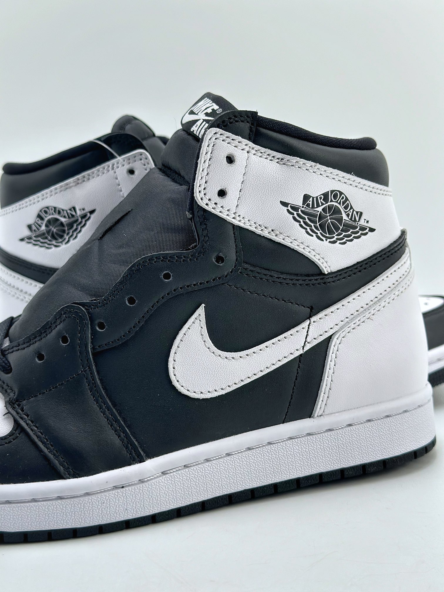 The original version of Air Jordan 1 High OG ”Reverse Panda” made in Dongguan is available on the market in white and black DZ5485-010