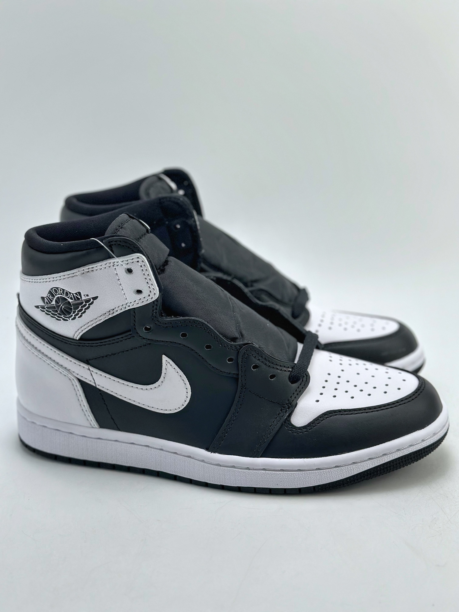 The original version of Air Jordan 1 High OG ”Reverse Panda” made in Dongguan is available on the market in white and black DZ5485-010