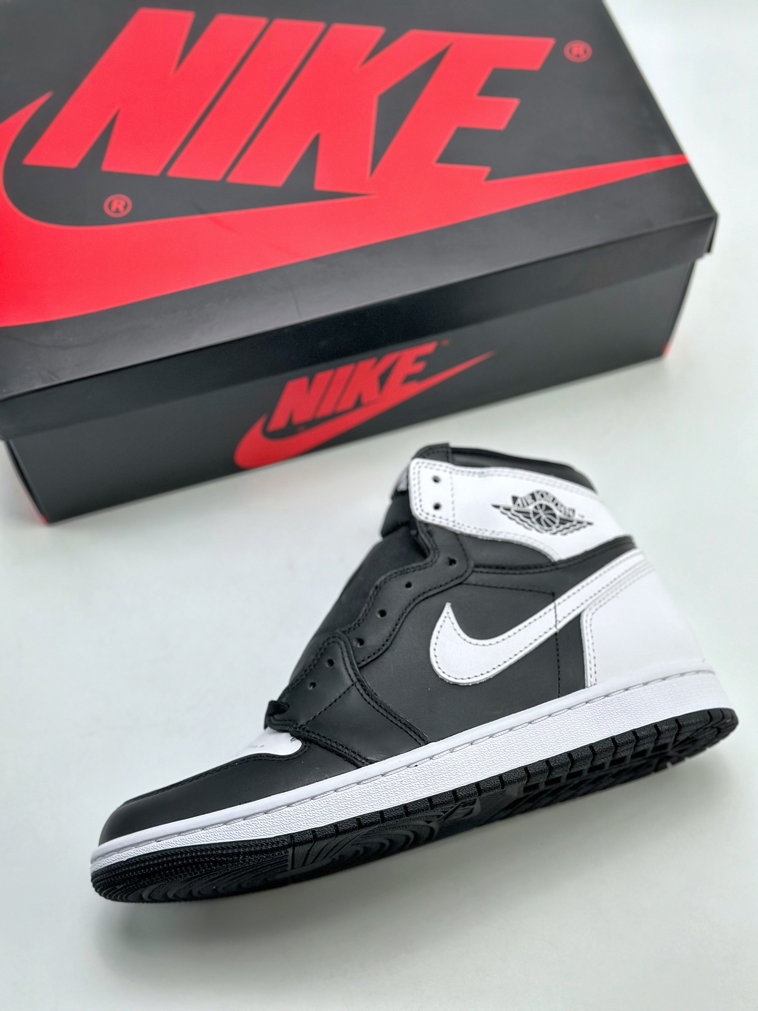 The original version of Air Jordan 1 High OG ”Reverse Panda” made in Dongguan is available on the market in white and black DZ5485-010