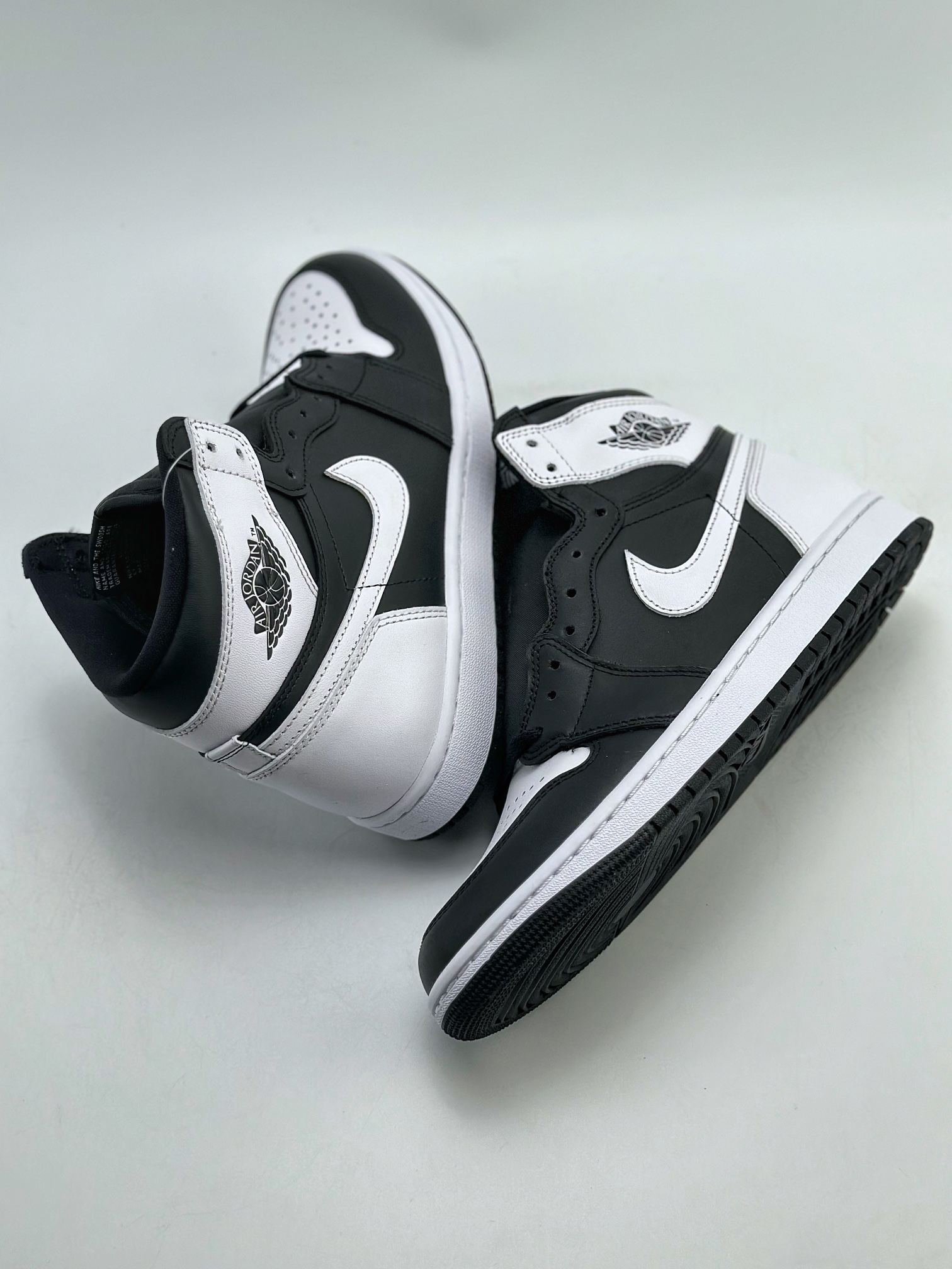 The original version of Air Jordan 1 High OG ”Reverse Panda” made in Dongguan is available on the market in white and black DZ5485-010