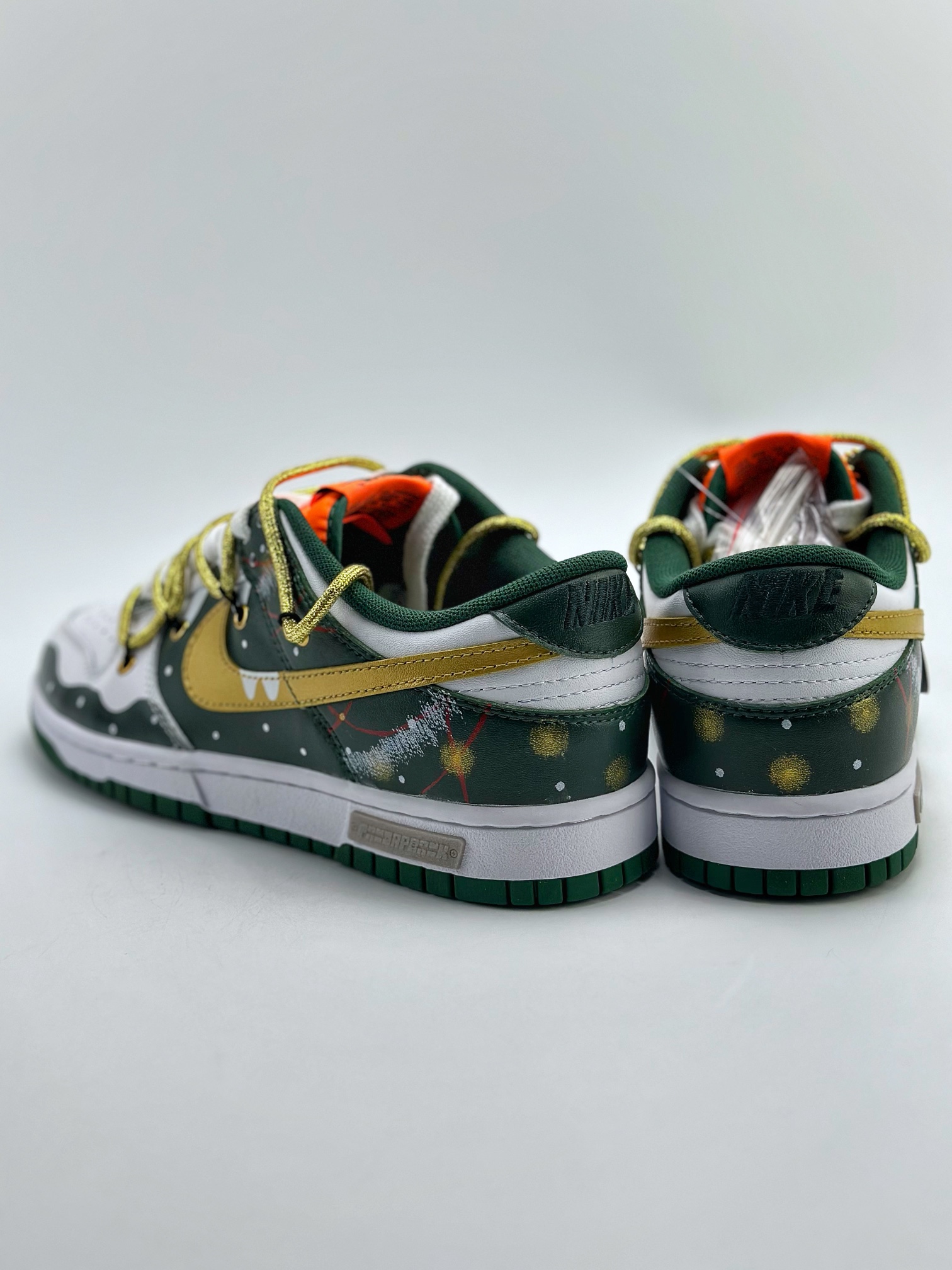 Nike SB Dunk Low Panda Prank Christmas Tree DD1391-300