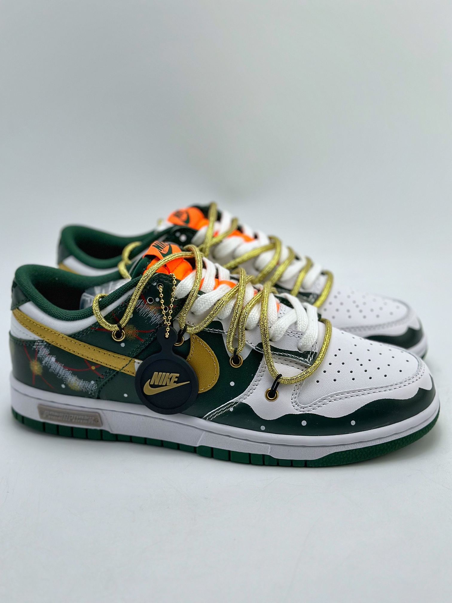 Nike SB Dunk Low Panda Prank Christmas Tree DD1391-300