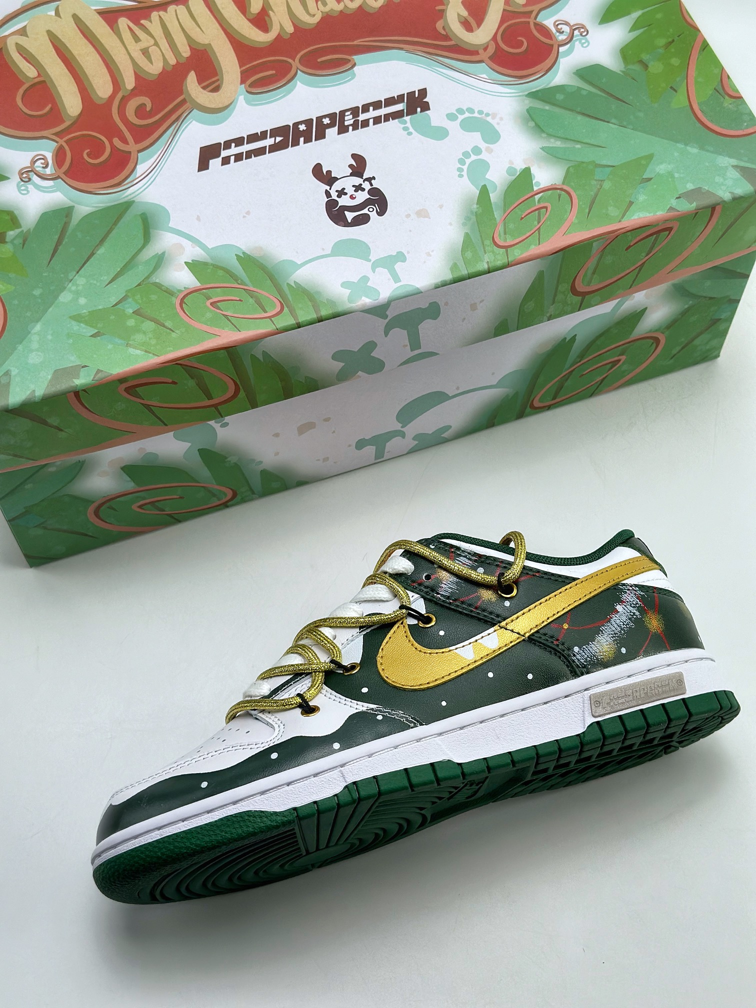 Nike SB Dunk Low Panda Prank Christmas Tree DD1391-300