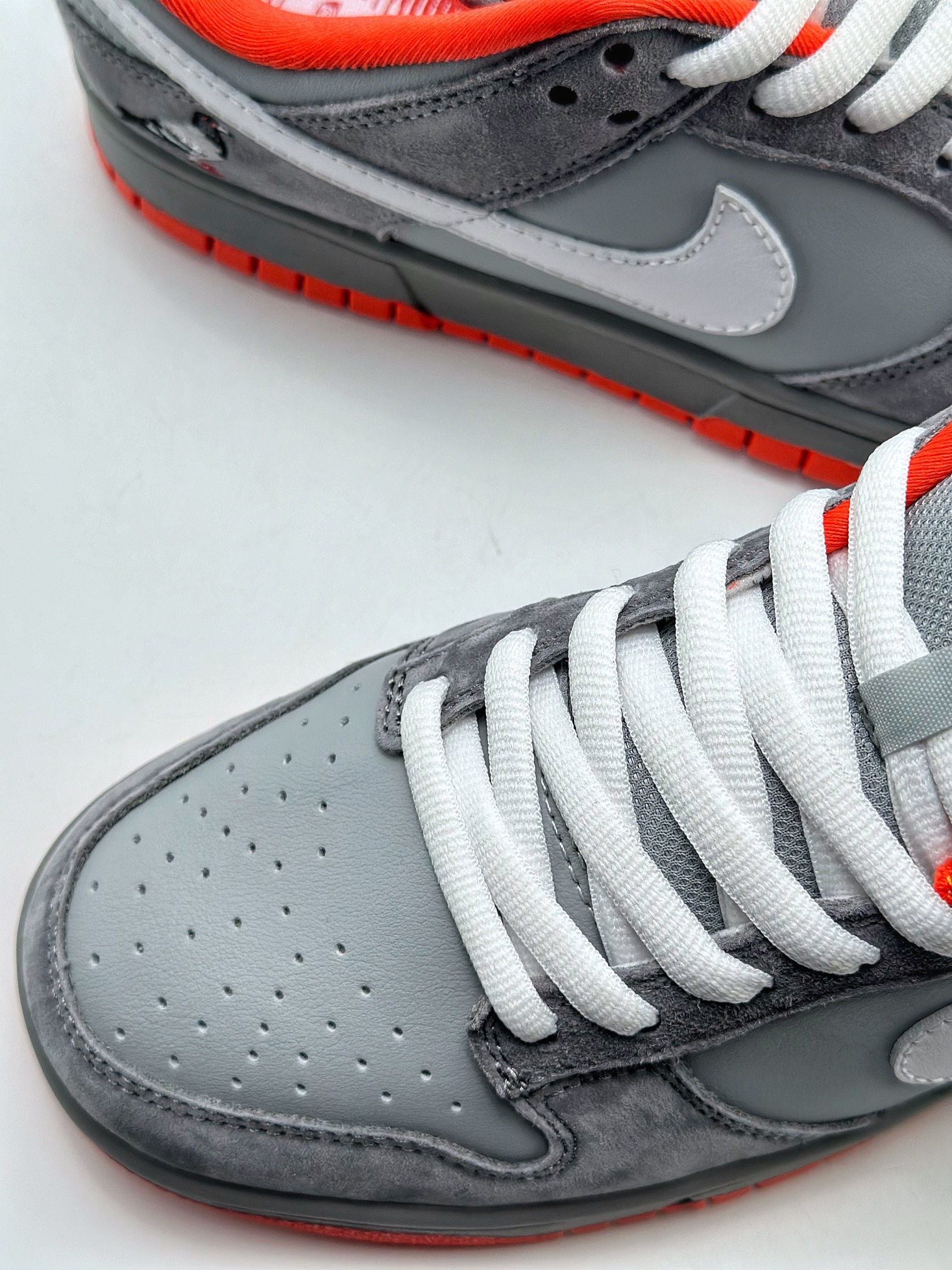 Nike SB Dunk Low Staple NYC Pigeon 304292-011