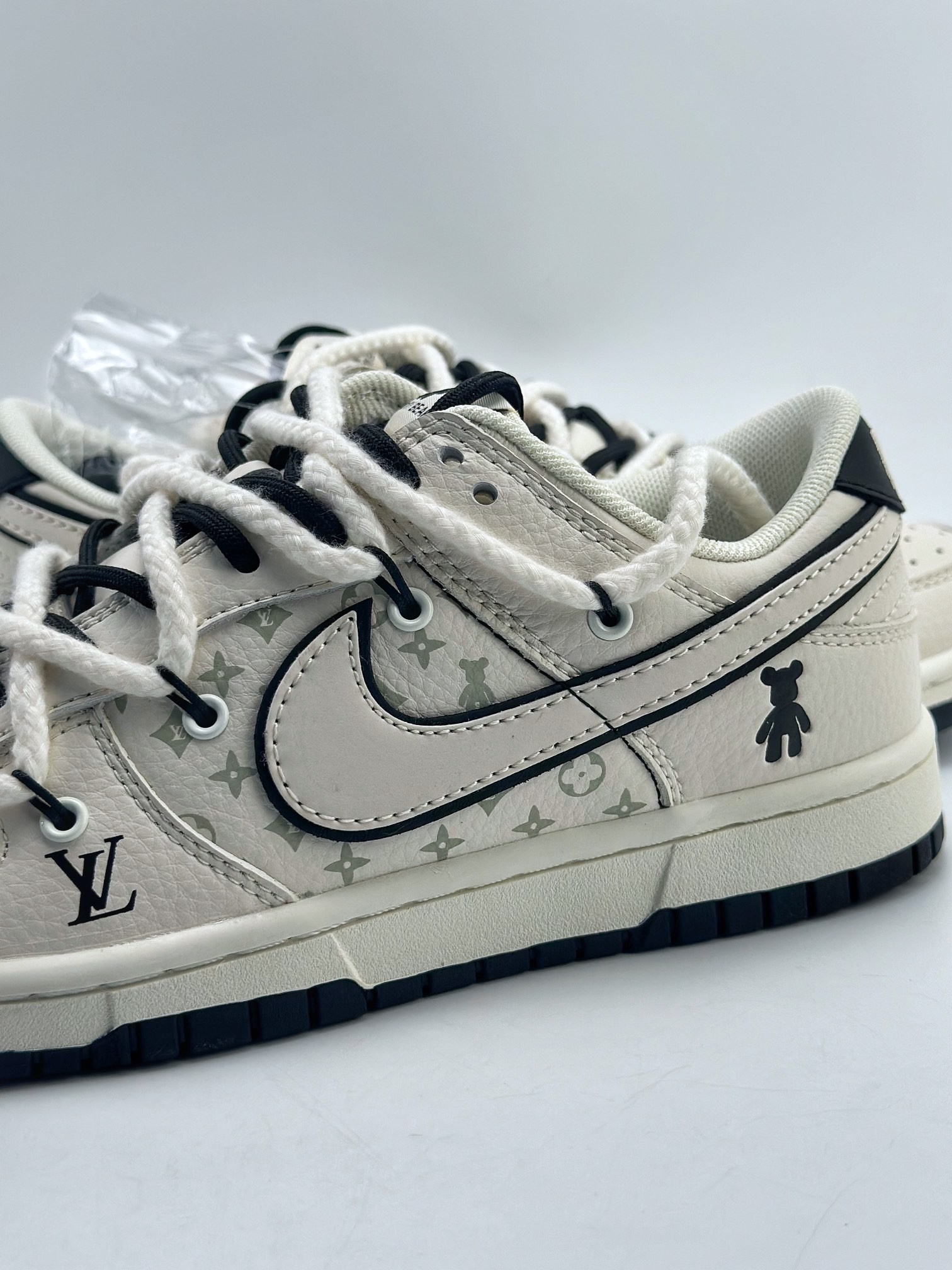 Nike SB Dunk Low x Louis Vuitton Lace-up High-end Customization FC1688-135