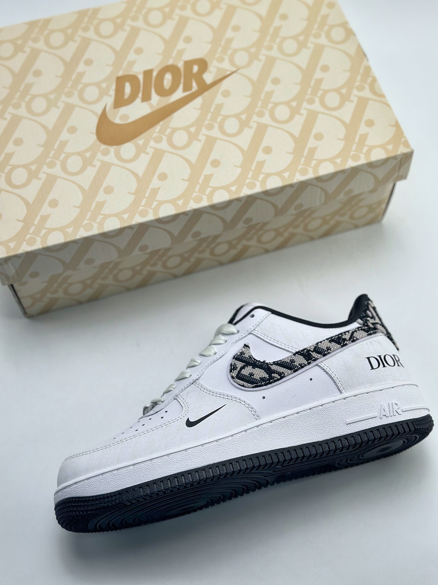 240 Nike Air Force 1 Low 07 x DIOR 联名白黑 DR6239-837