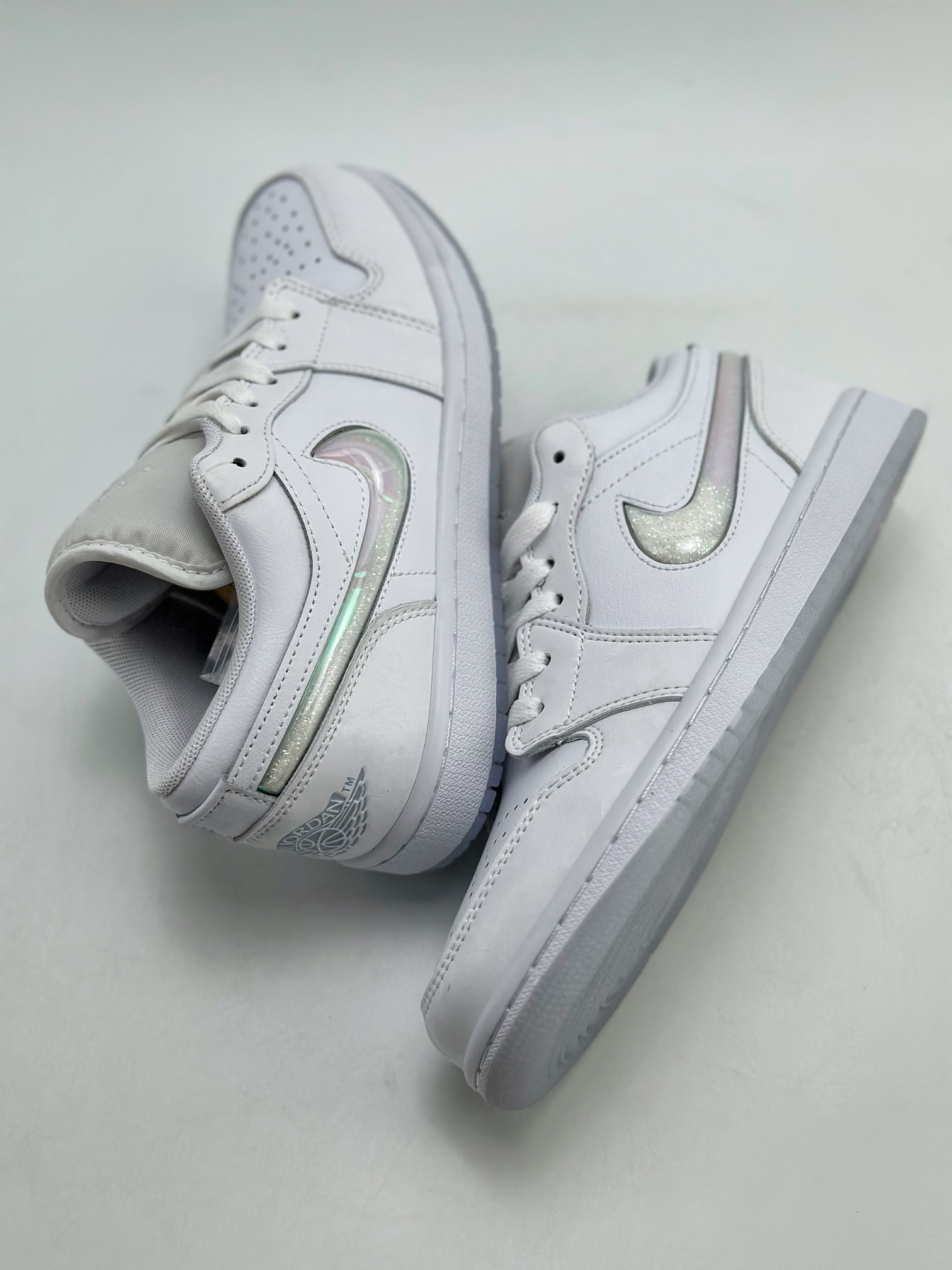 200 Air Jordan 1 Low SE GS 冰雪白 FQ9112-100