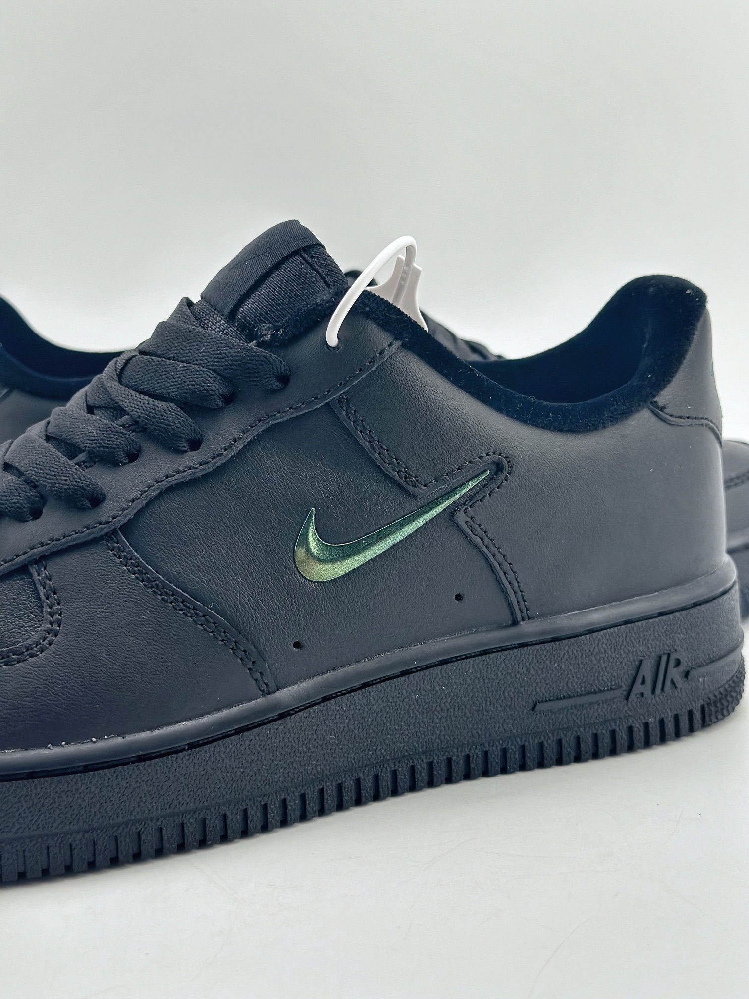 200 Nike Air Force 1 Low 07 纯黑镭射勾 FB8251-001