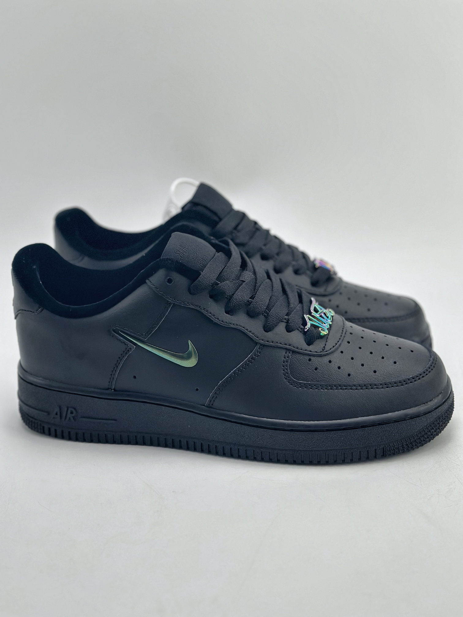 200 Nike Air Force 1 Low 07 纯黑镭射勾 FB8251-001