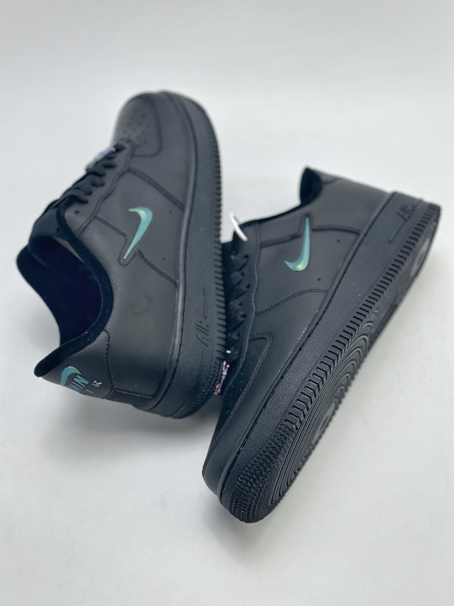 200 Nike Air Force 1 Low 07 纯黑镭射勾 FB8251-001