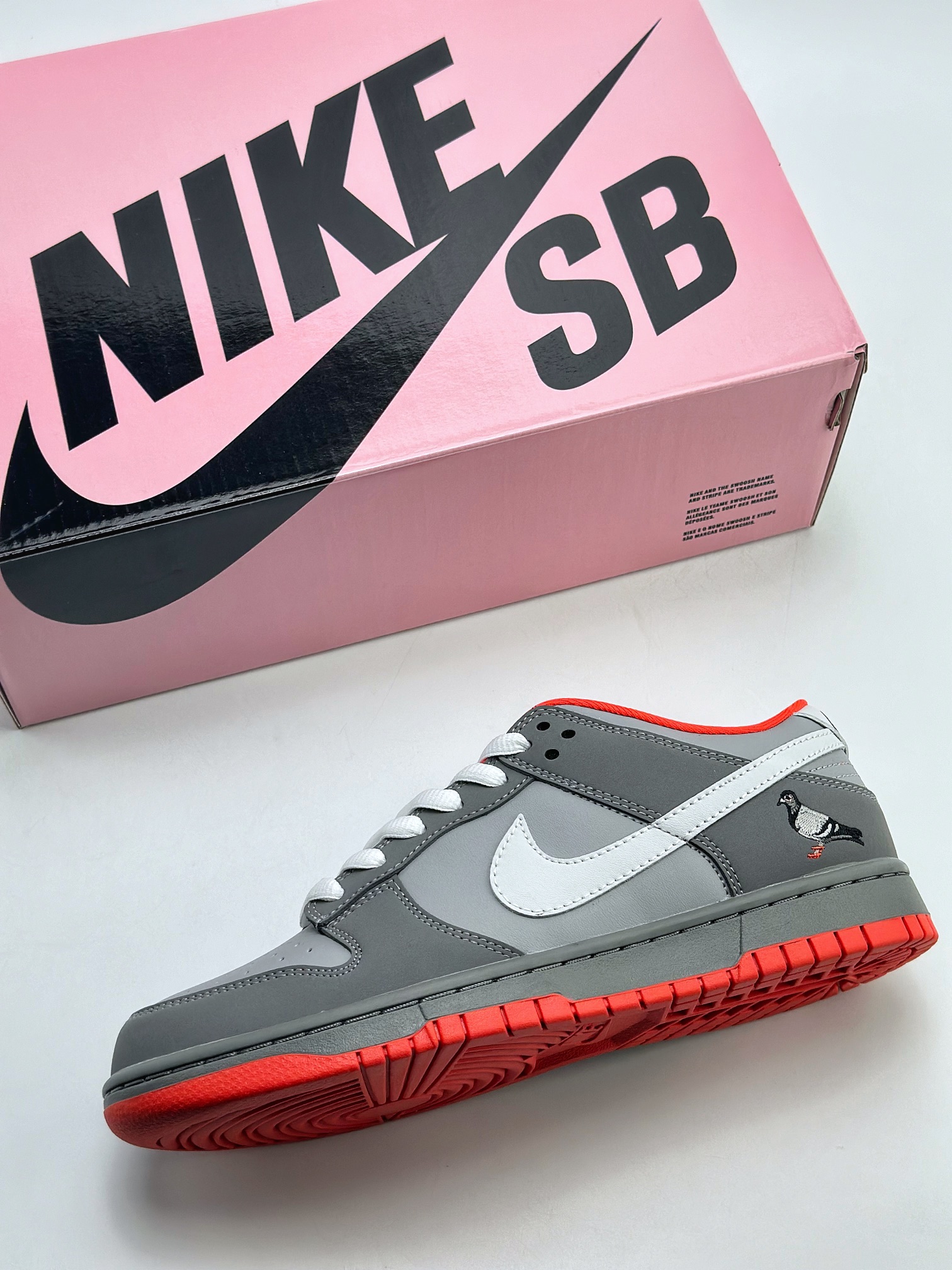 NIKE SB Dunk Low Staple NYC Pigeon 304292-011