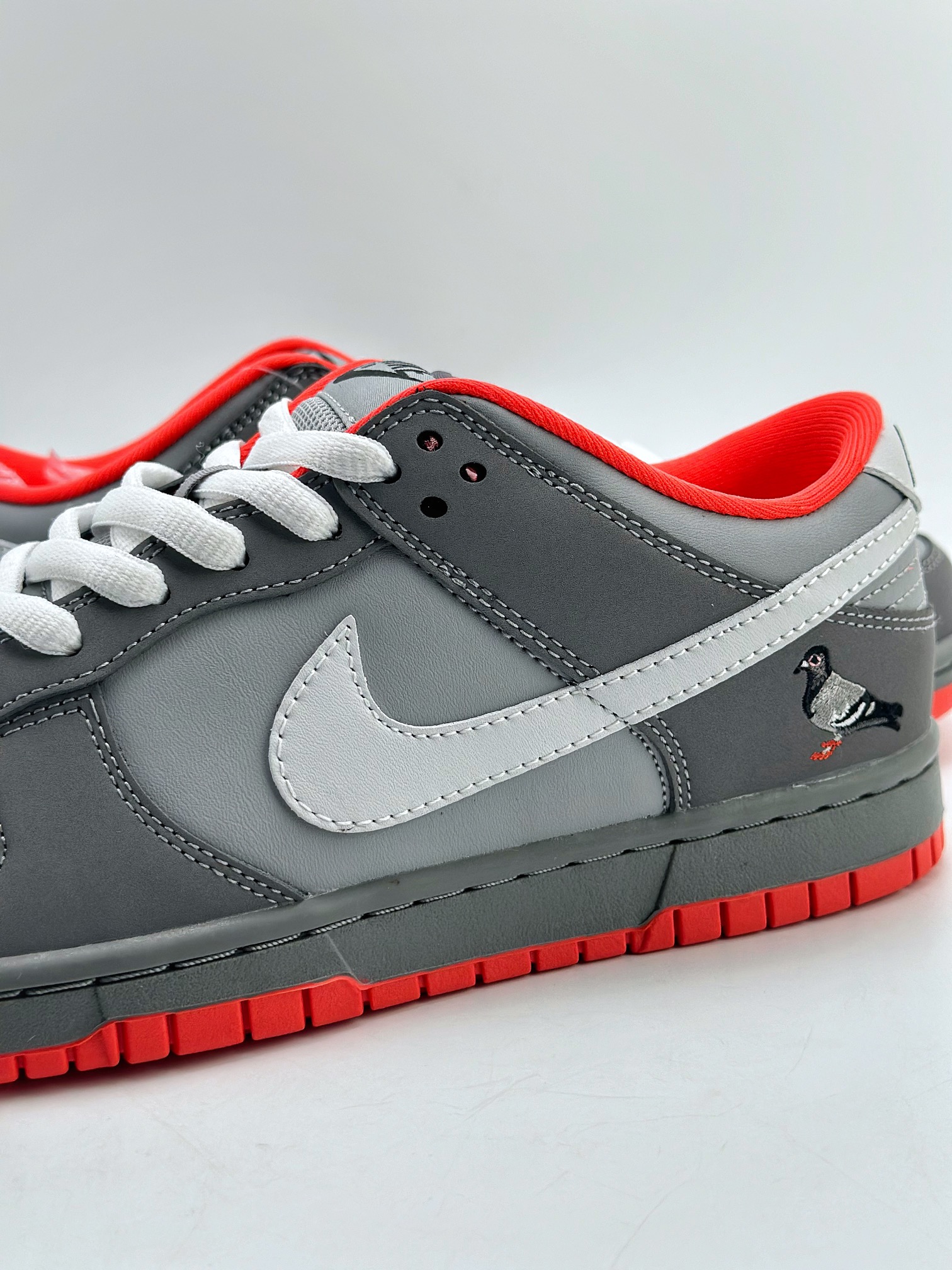 NIKE SB Dunk Low Staple NYC Pigeon 304292-011