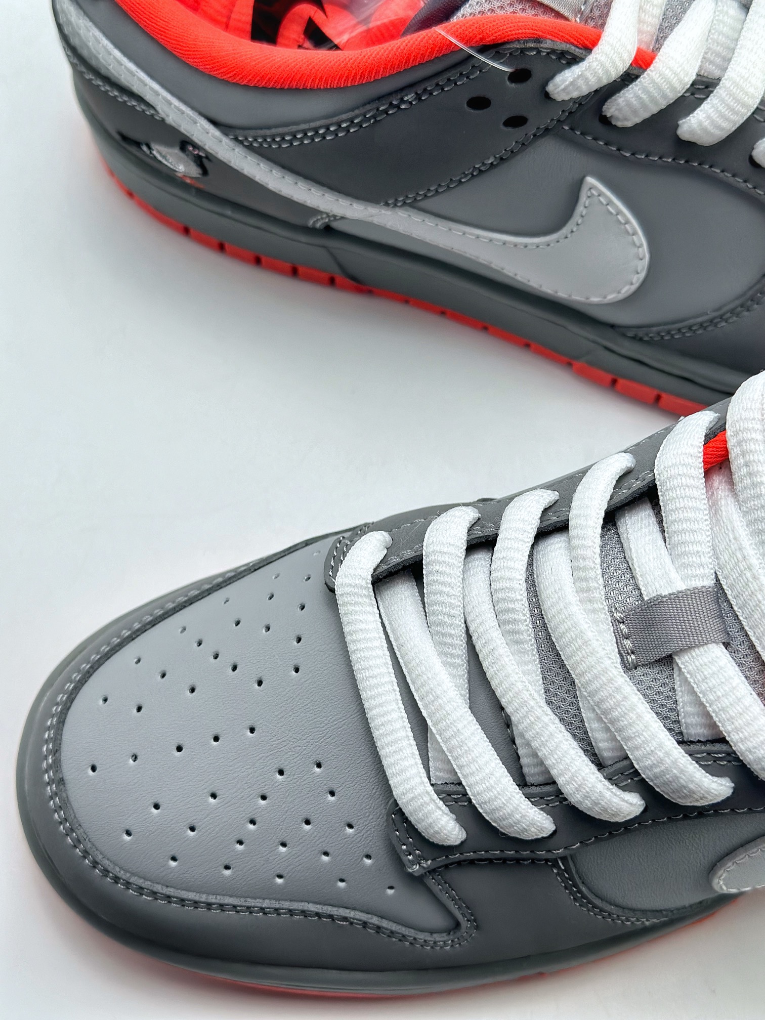 NIKE SB Dunk Low Staple NYC Pigeon 304292-011