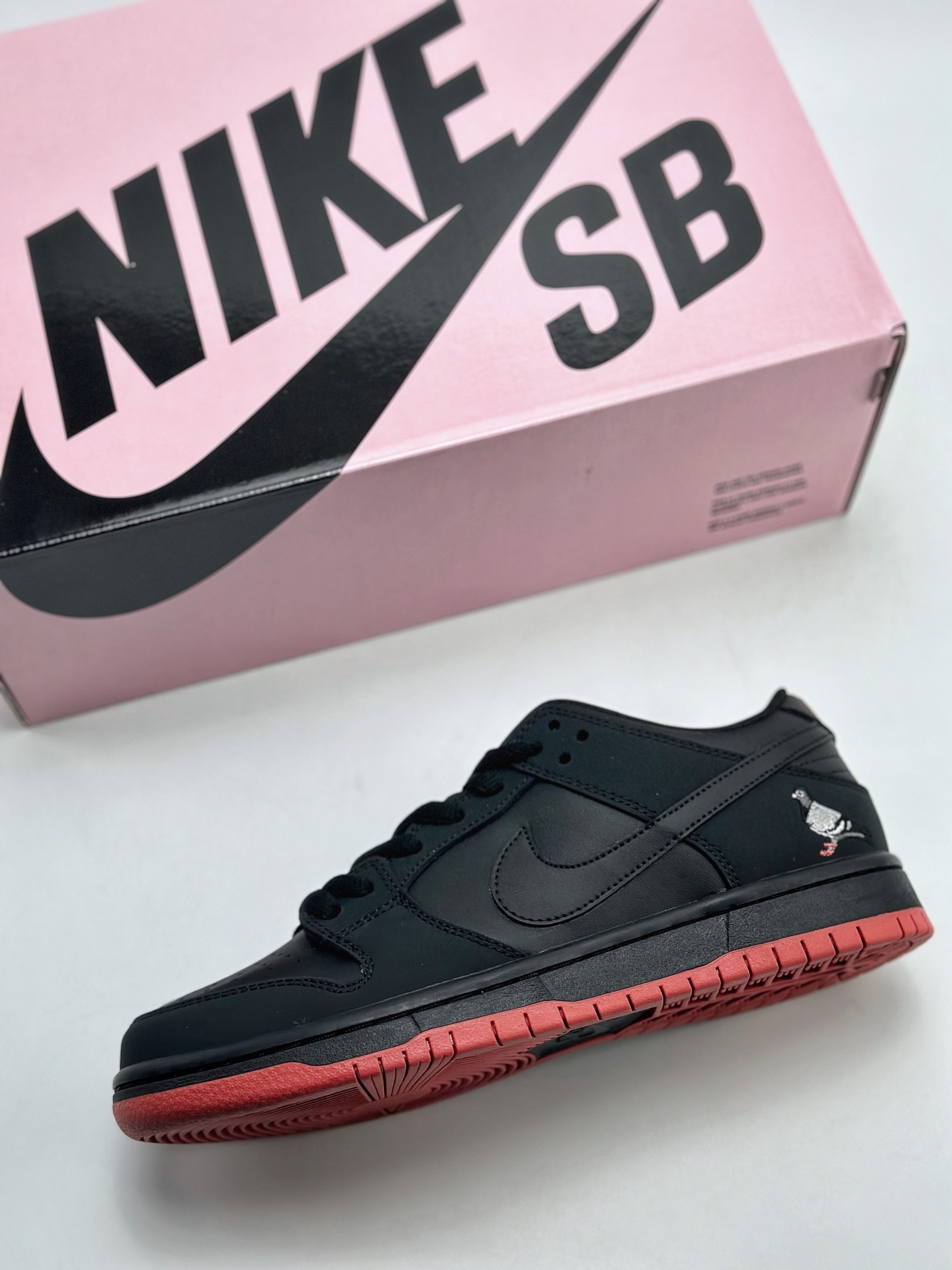 NIKE SB Dunk Low x Jeff Staple ”Black Pigeon” 883232-008