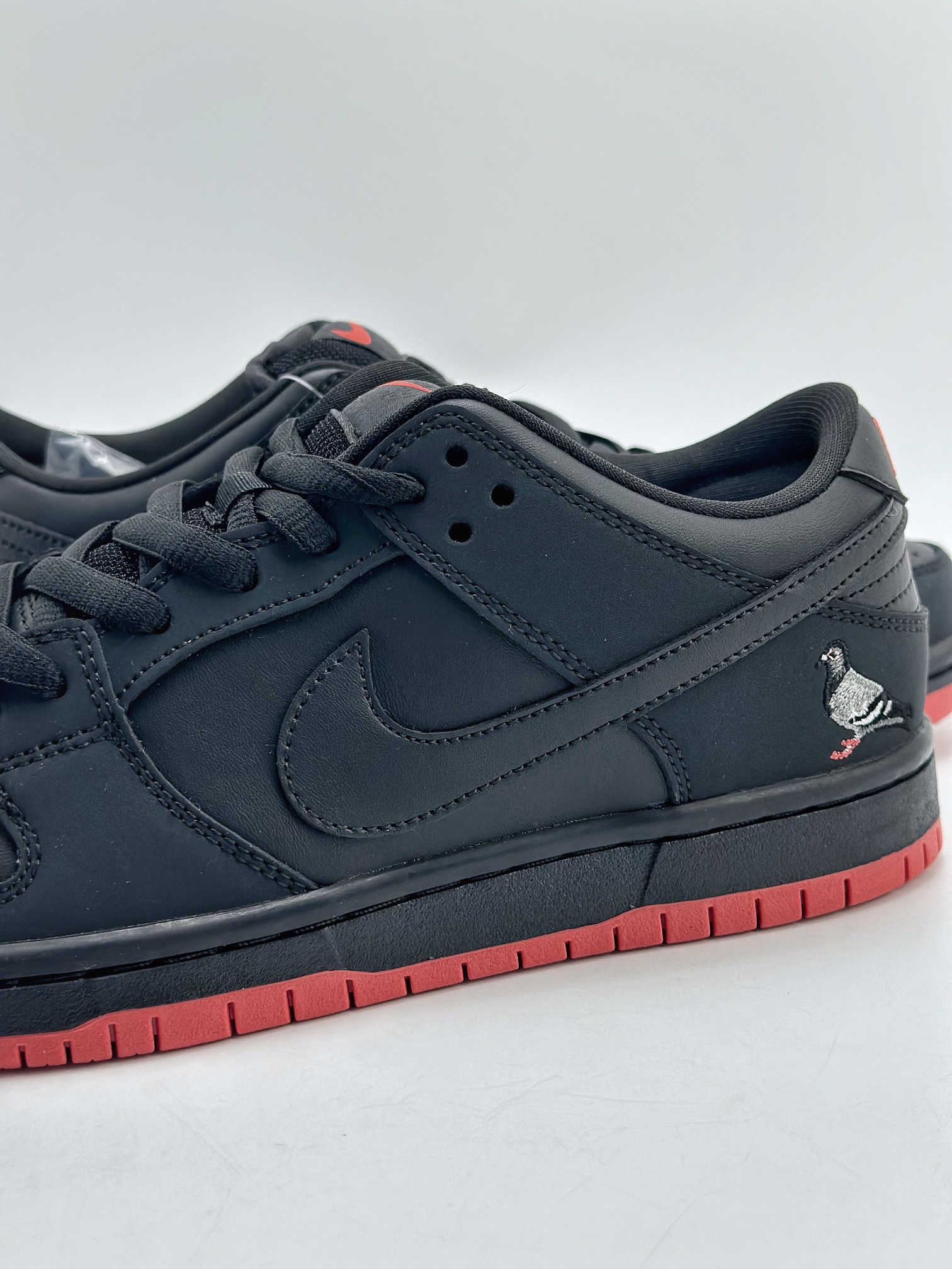 NIKE SB Dunk Low x Jeff Staple ”Black Pigeon” 883232-008