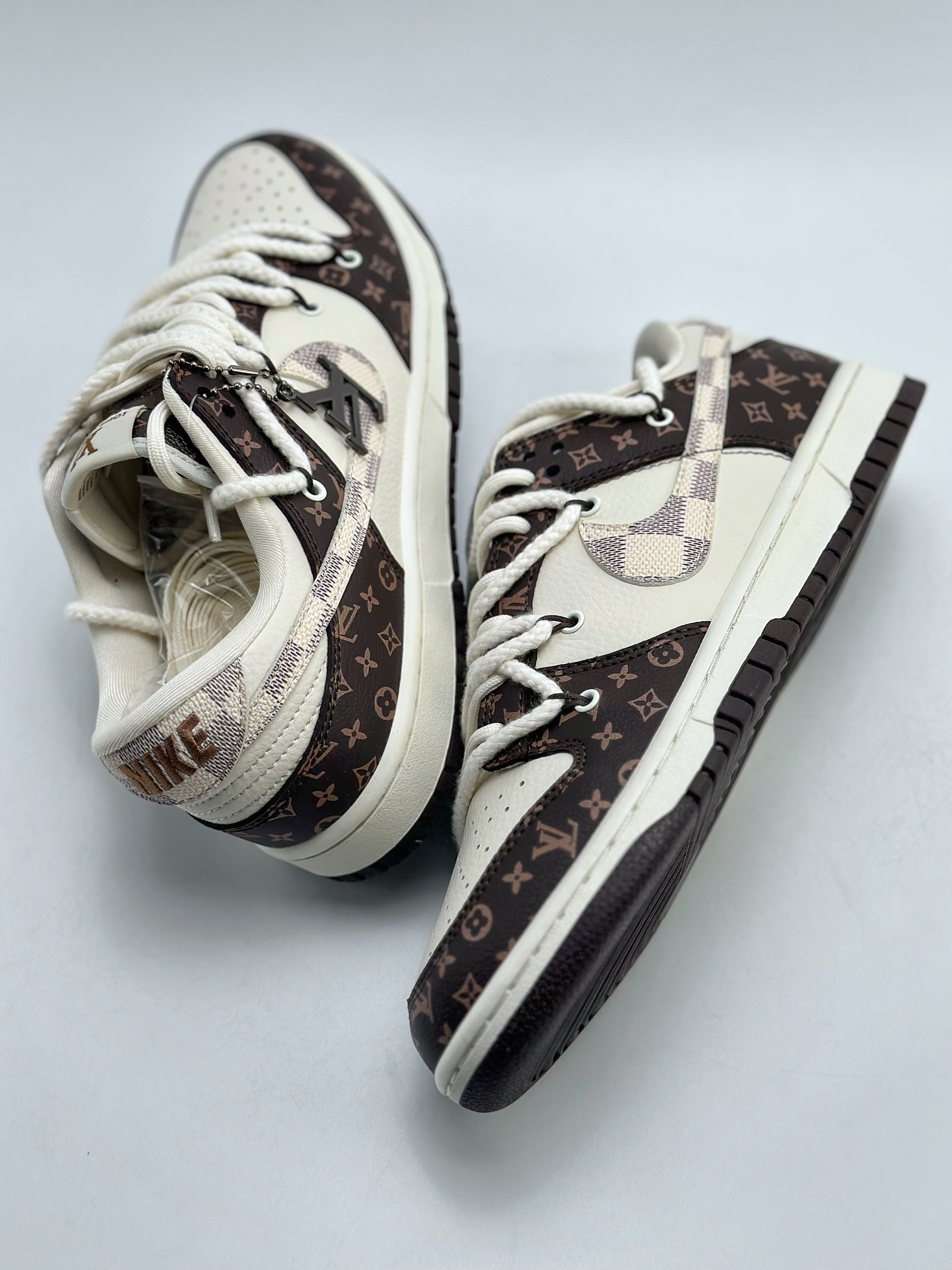 300 Nike SB Dunk Low x Louis Vuitton 高端定制LV老花绑带 FC1688-155