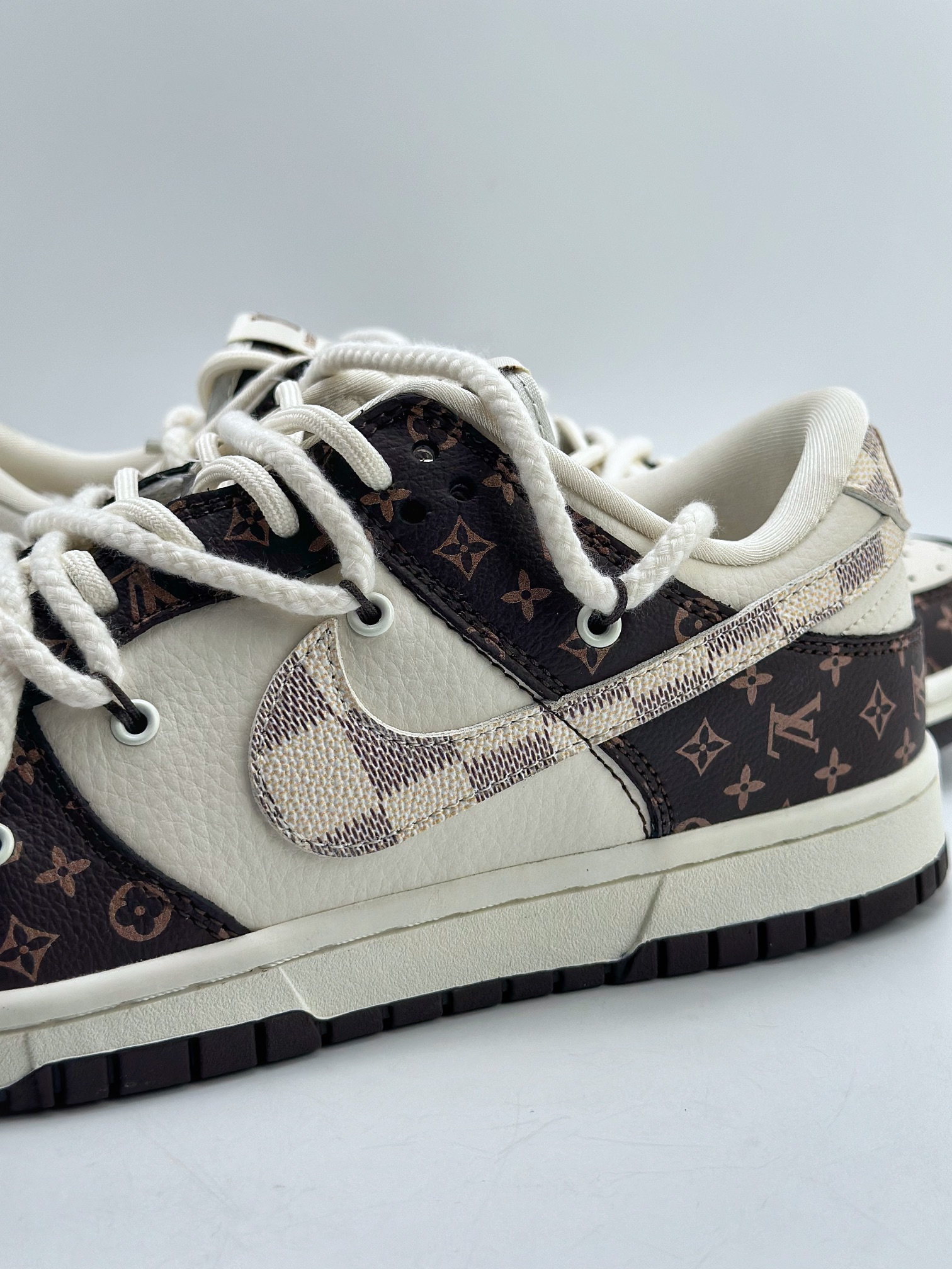 300 Nike SB Dunk Low x Louis Vuitton 高端定制LV老花绑带 FC1688-155