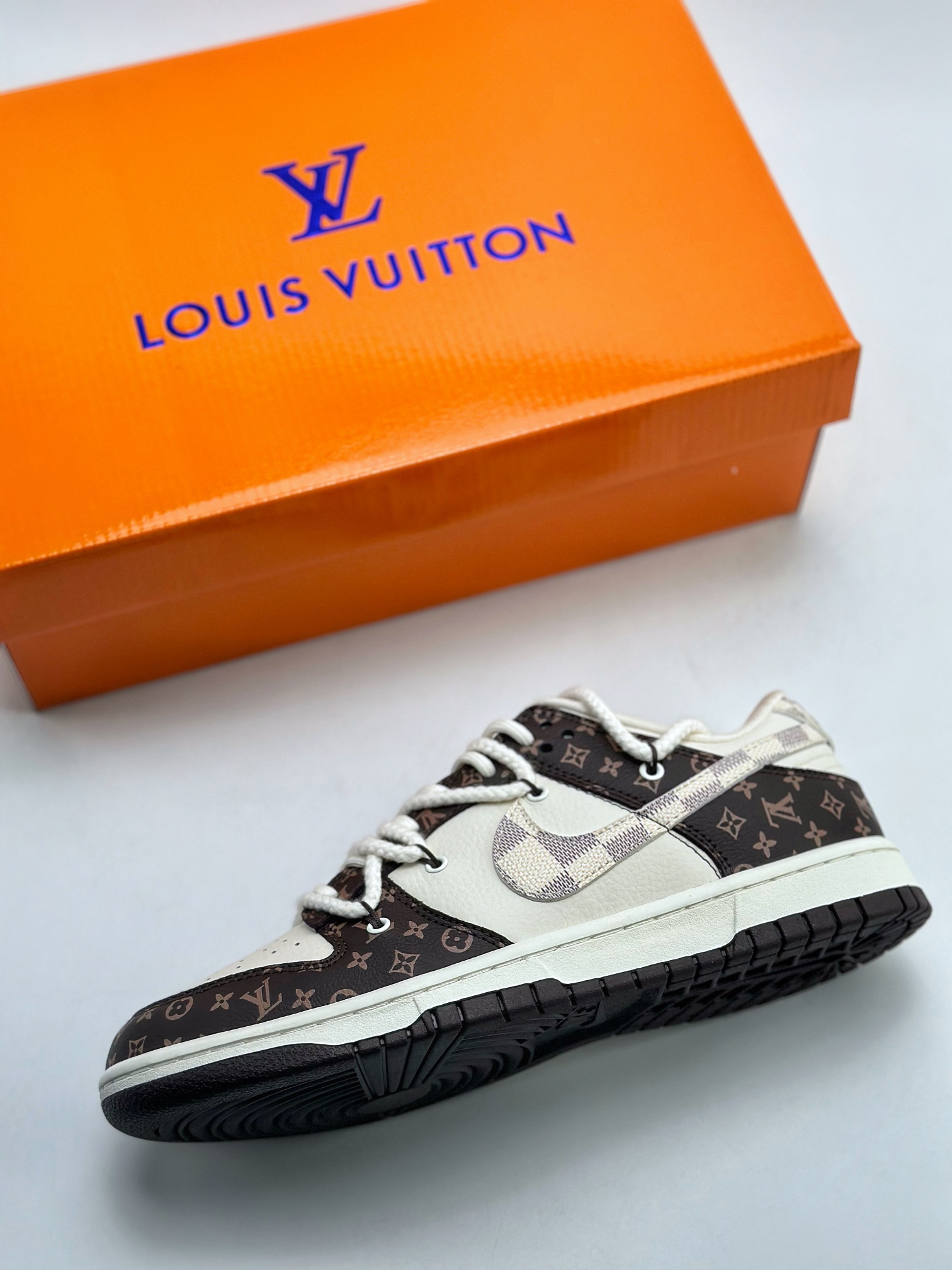 300 Nike SB Dunk Low x Louis Vuitton 高端定制LV老花绑带 FC1688-155