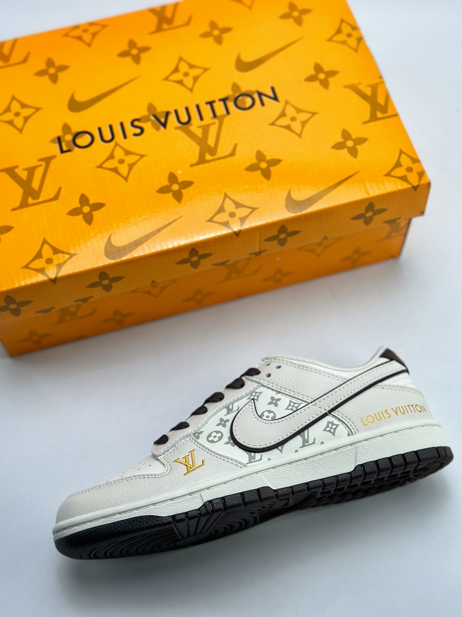 280 Nike SB Dunk Low x Louis Vuitton LV高端定制白棕 FC1688-129