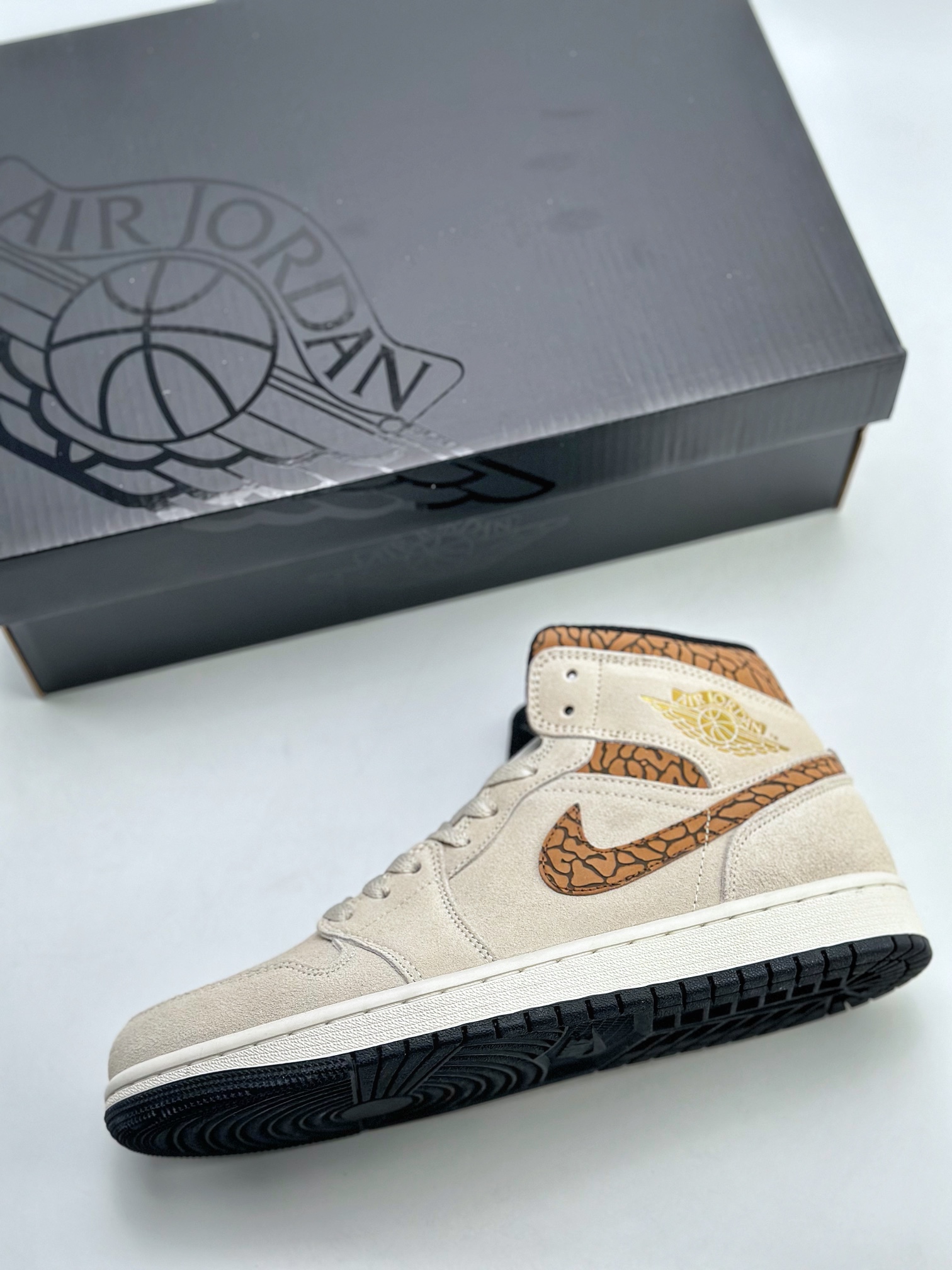 Air Jordan 1 Mid ”Brown Elephant” DZ4129-102