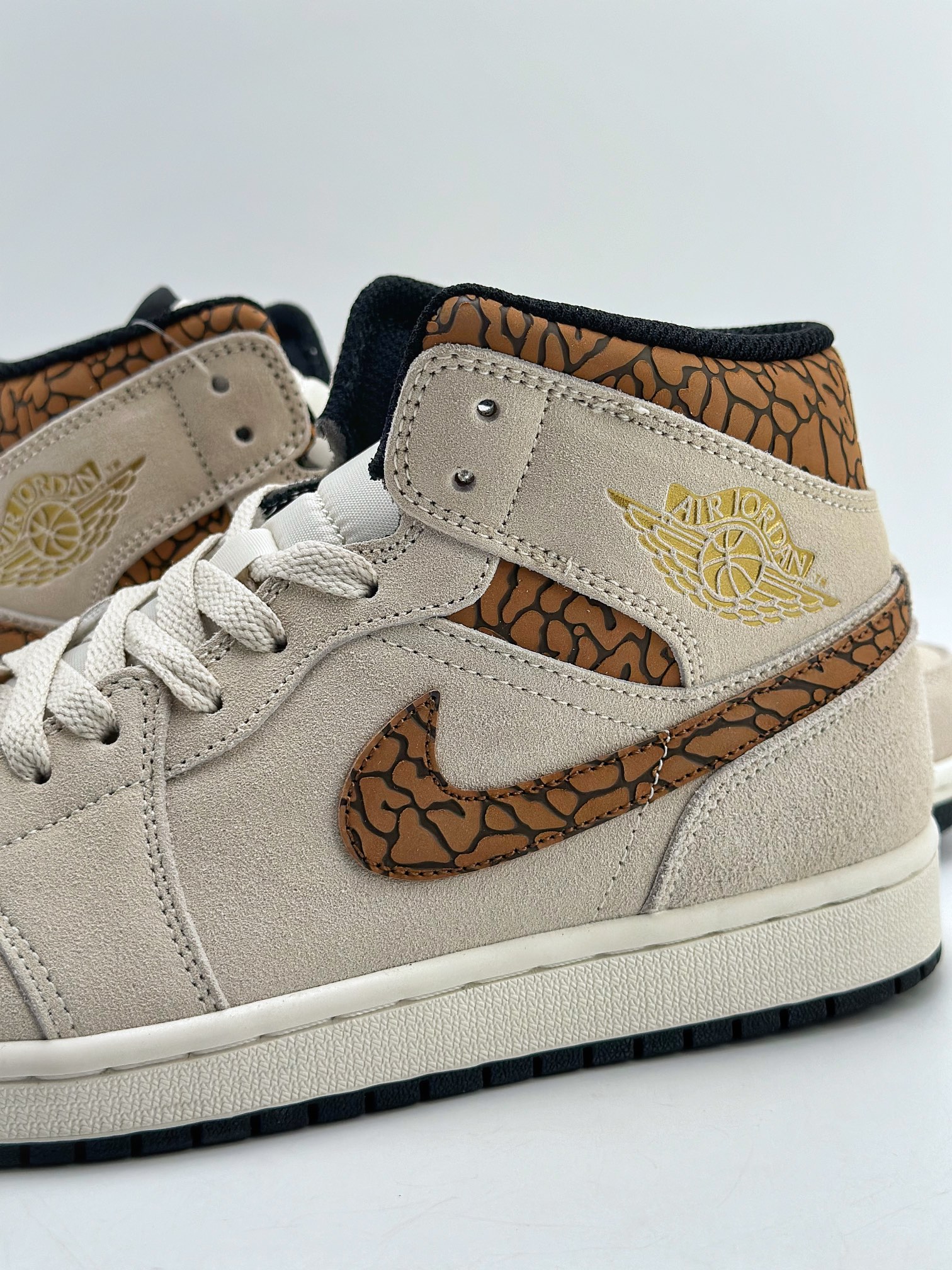 Air Jordan 1 Mid ”Brown Elephant” DZ4129-102