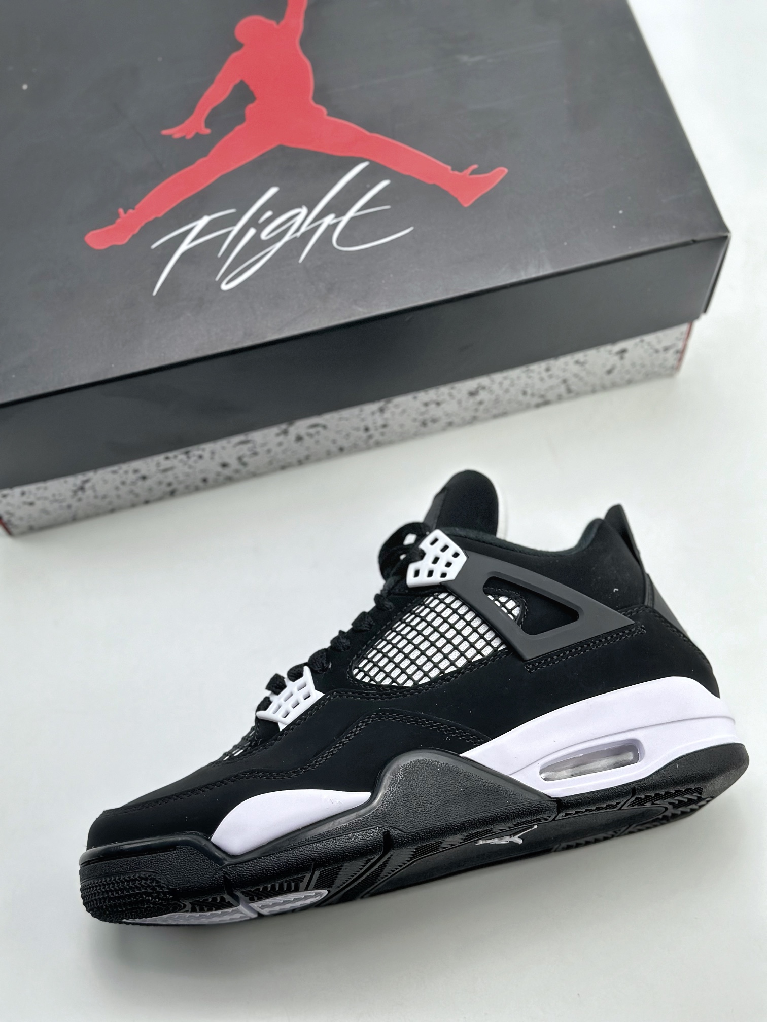 380 Air Jordan 4 Retro ”White Thunder” 黑白 FQ8138-001