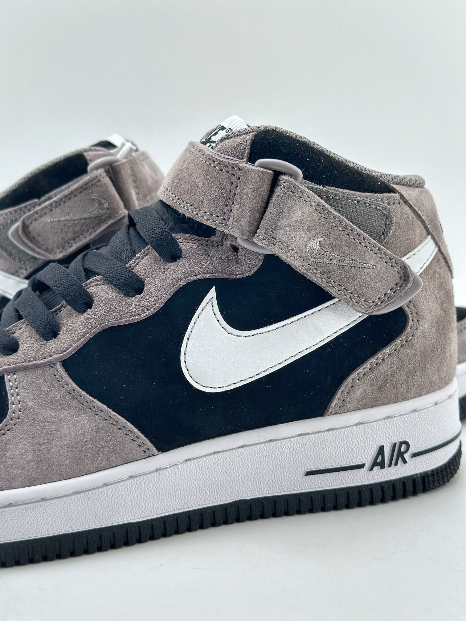 NikeAirForce1Mid07黑灰麂皮原楦头原纸板打造纯正中帮空军版型专注外贸渠道全掌内置蜂窝气垫