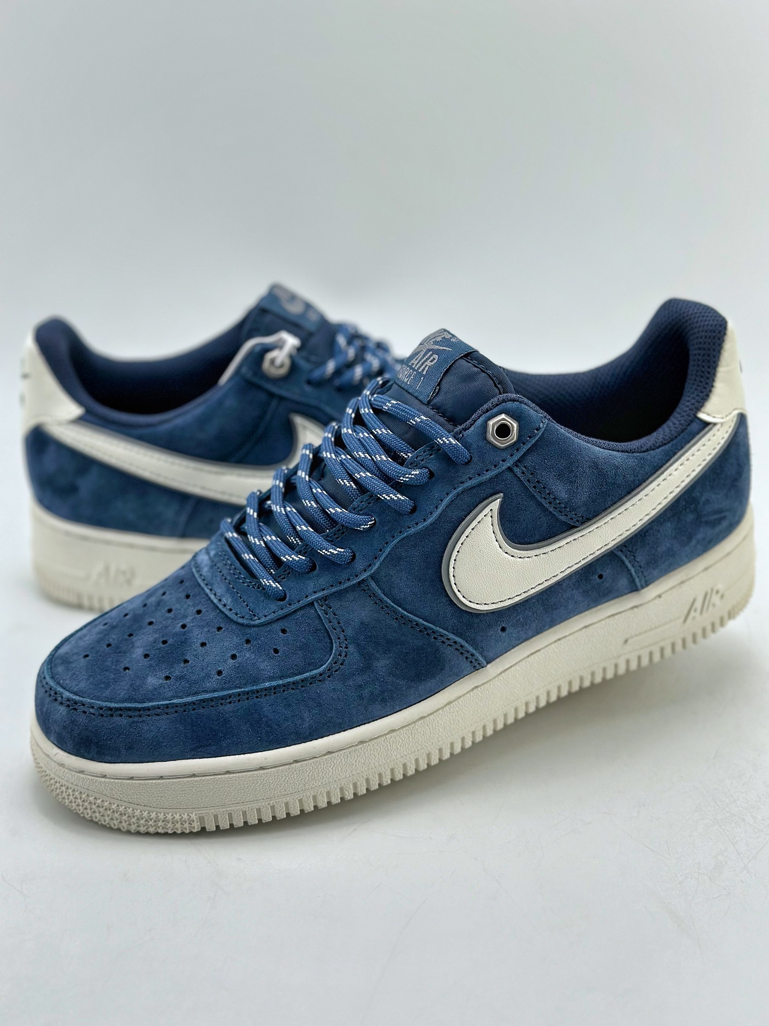 NikeAirForce1Low07白深蓝麂皮原楦头原纸板打造纯正低帮空军版型专注外贸渠道全掌内置蜂窝气