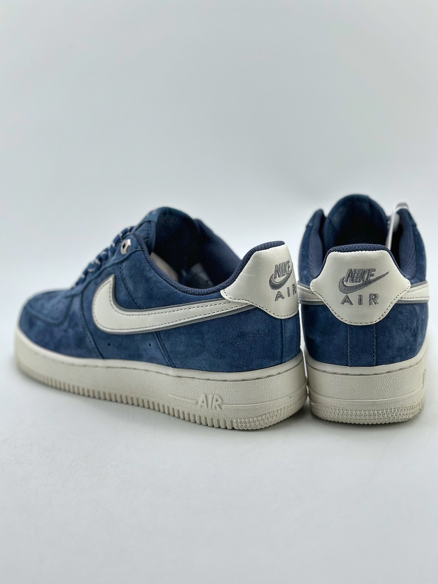 NikeAirForce1Low07白深蓝麂皮原楦头原纸板打造纯正低帮空军版型专注外贸渠道全掌内置蜂窝气