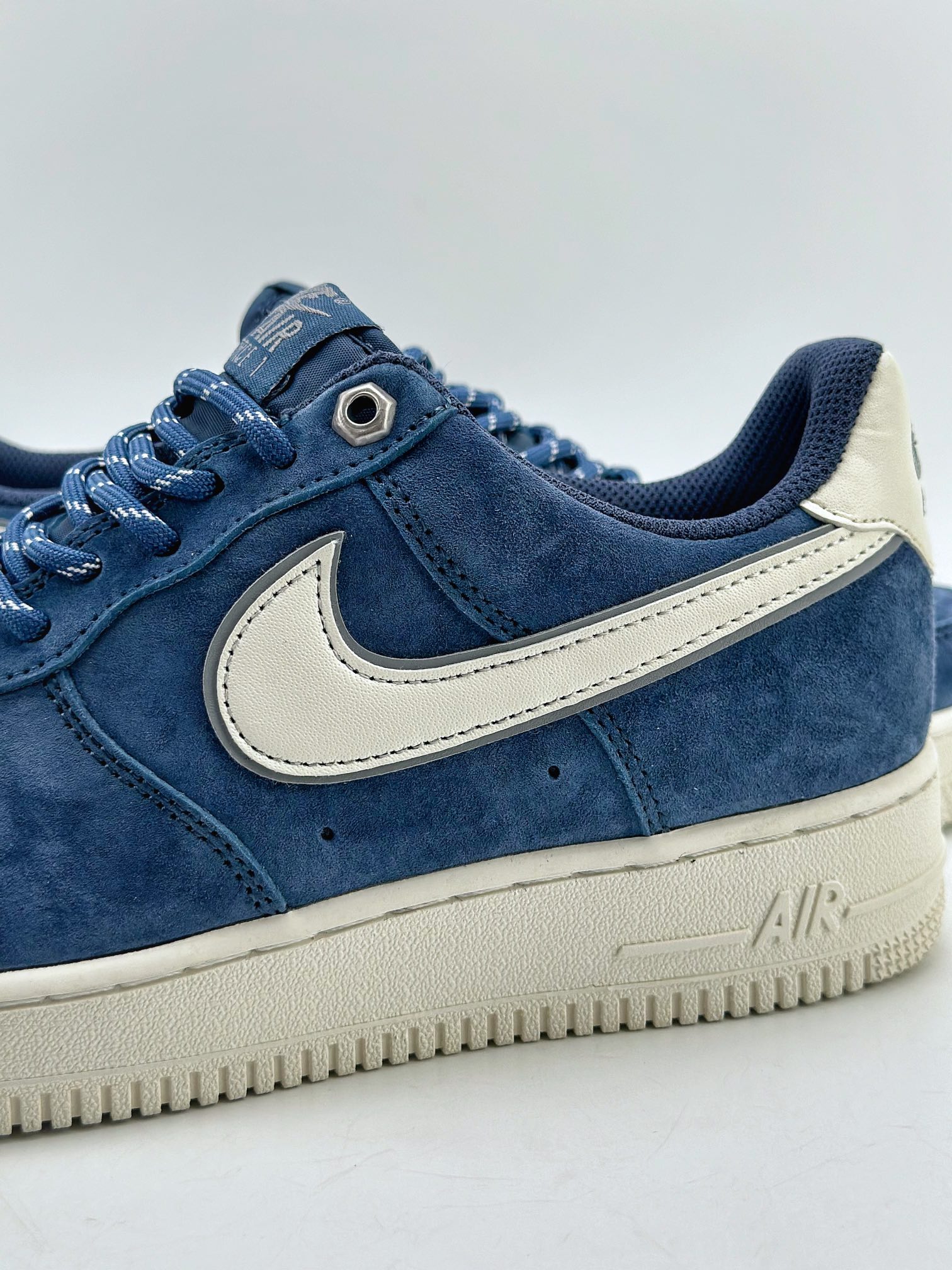 NikeAirForce1Low07白深蓝麂皮原楦头原纸板打造纯正低帮空军版型专注外贸渠道全掌内置蜂窝气