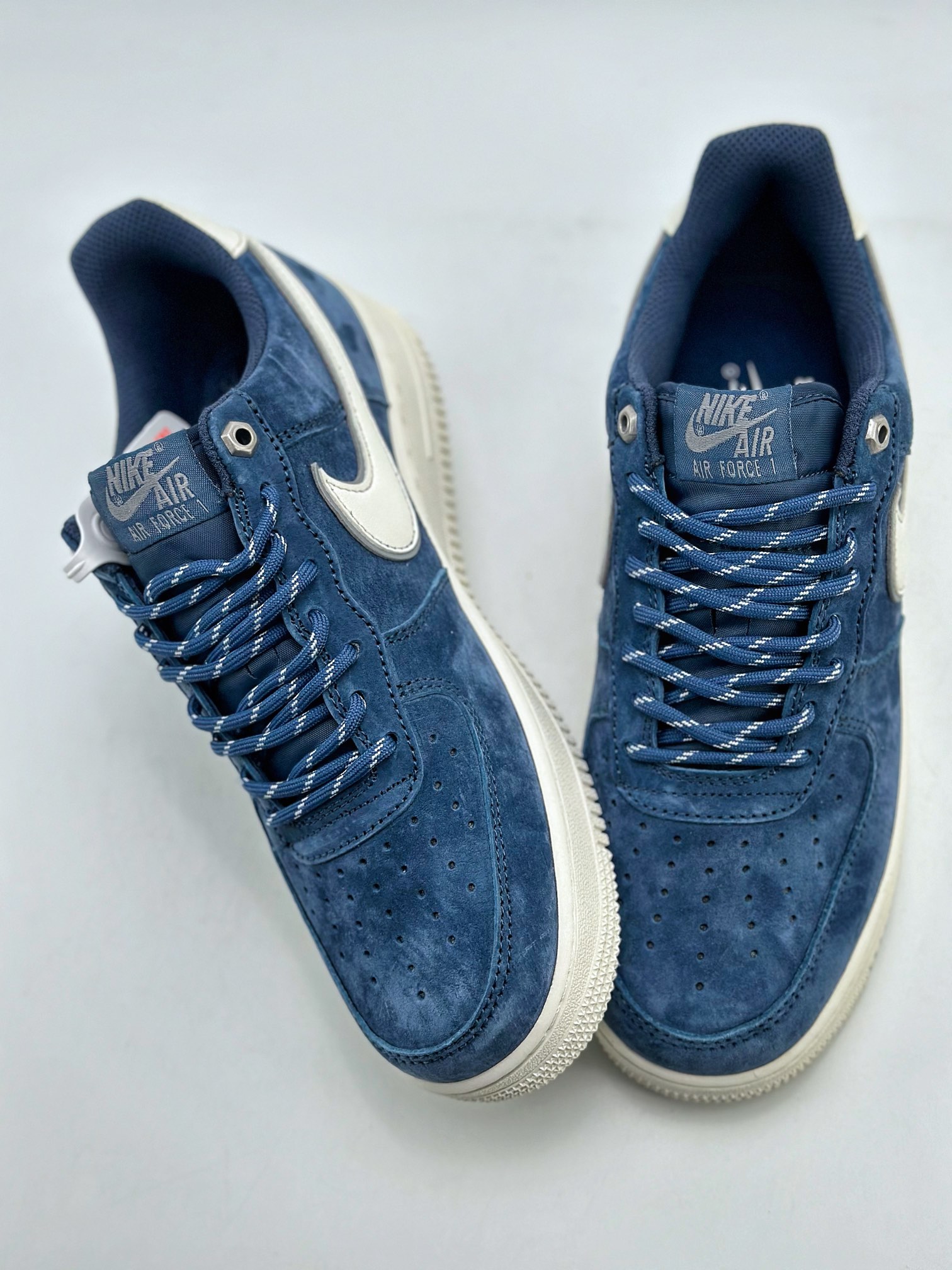 NikeAirForce1Low07白深蓝麂皮原楦头原纸板打造纯正低帮空军版型专注外贸渠道全掌内置蜂窝气