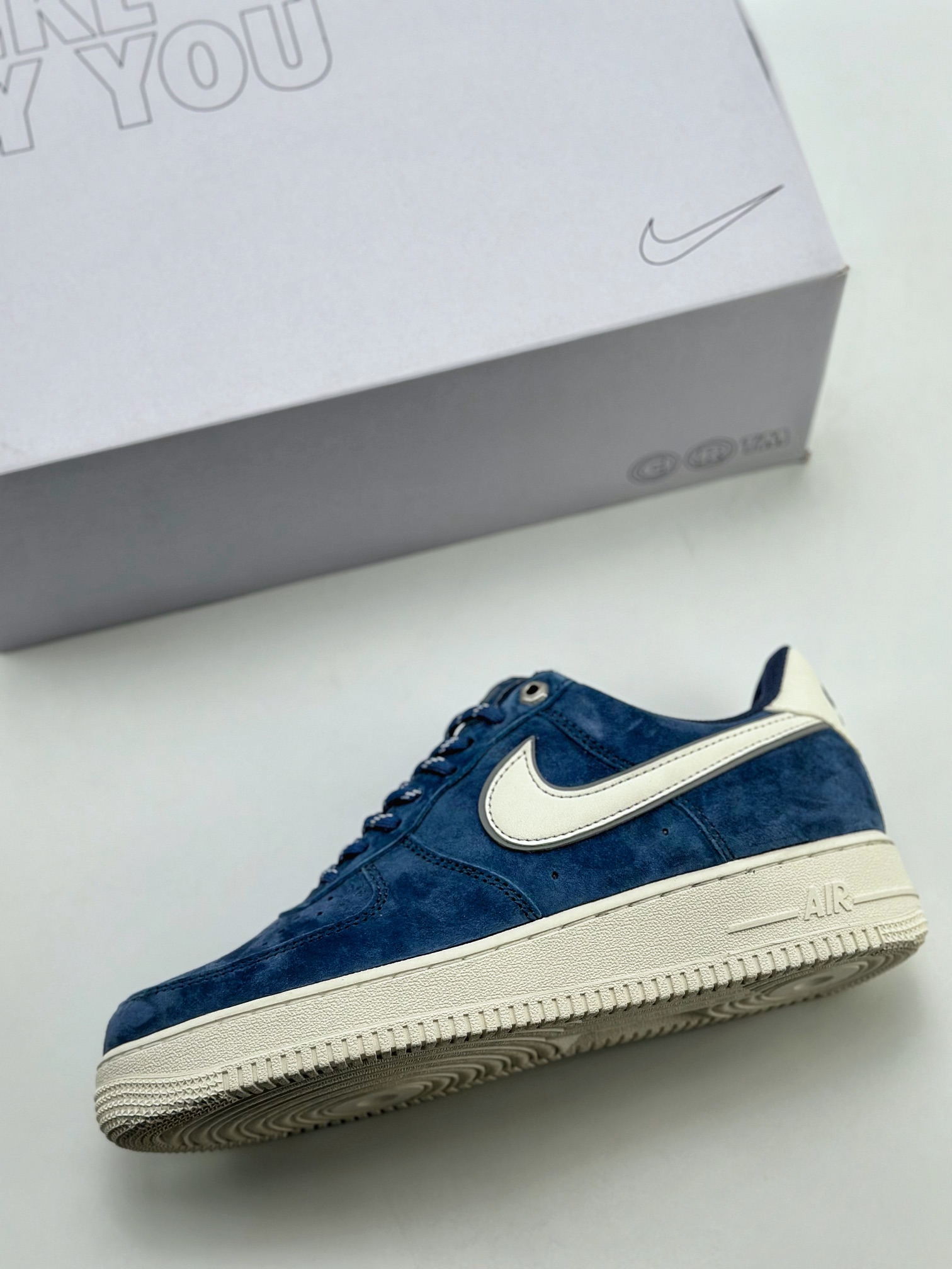 NikeAirForce1Low07白深蓝麂皮原楦头原纸板打造纯正低帮空军版型专注外贸渠道全掌内置蜂窝气