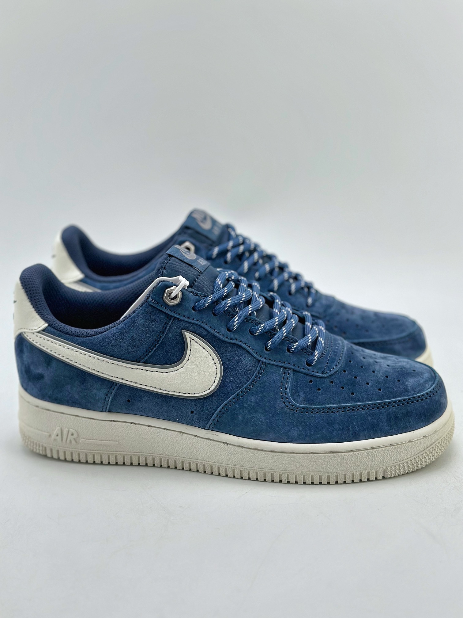 NikeAirForce1Low07白深蓝麂皮原楦头原纸板打造纯正低帮空军版型专注外贸渠道全掌内置蜂窝气