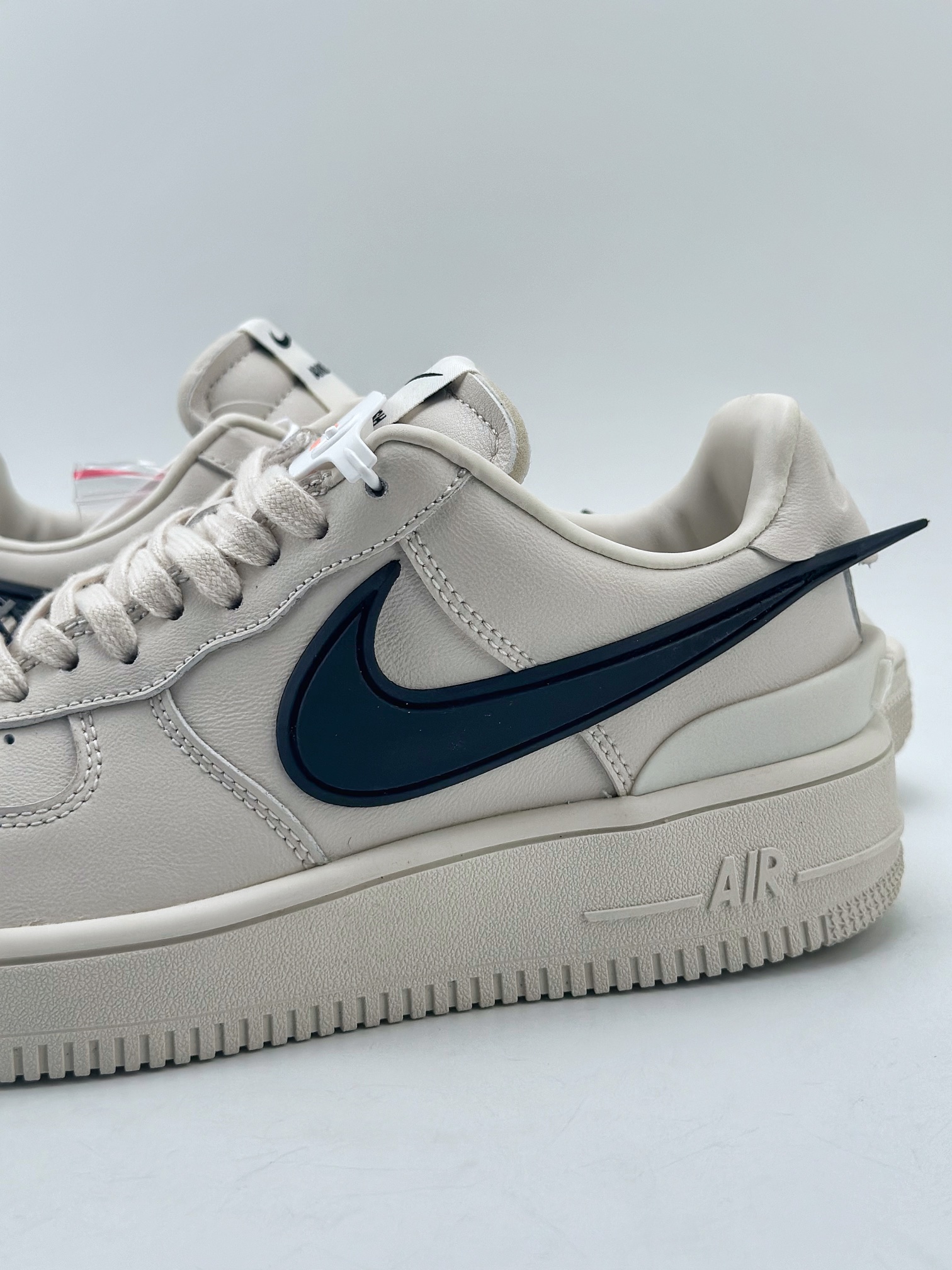 NikeAirForce1Low07xAMBUSH联名大勾白原楦头原纸板打造纯正低帮空军版型专注外贸渠道