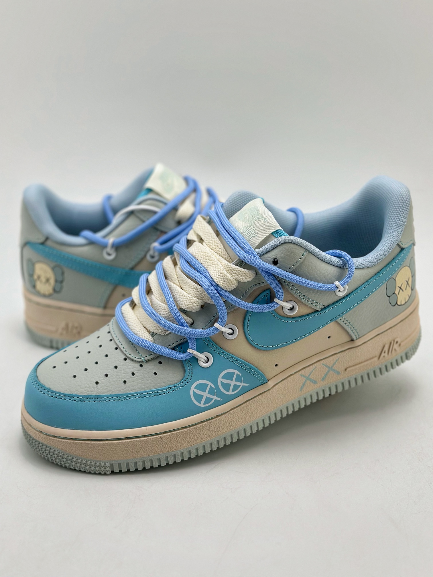 NikeAirForce1Low07xKAWSXX涂鸦绑带原楦头原纸板打造纯正低帮空军版型专注外贸渠道全