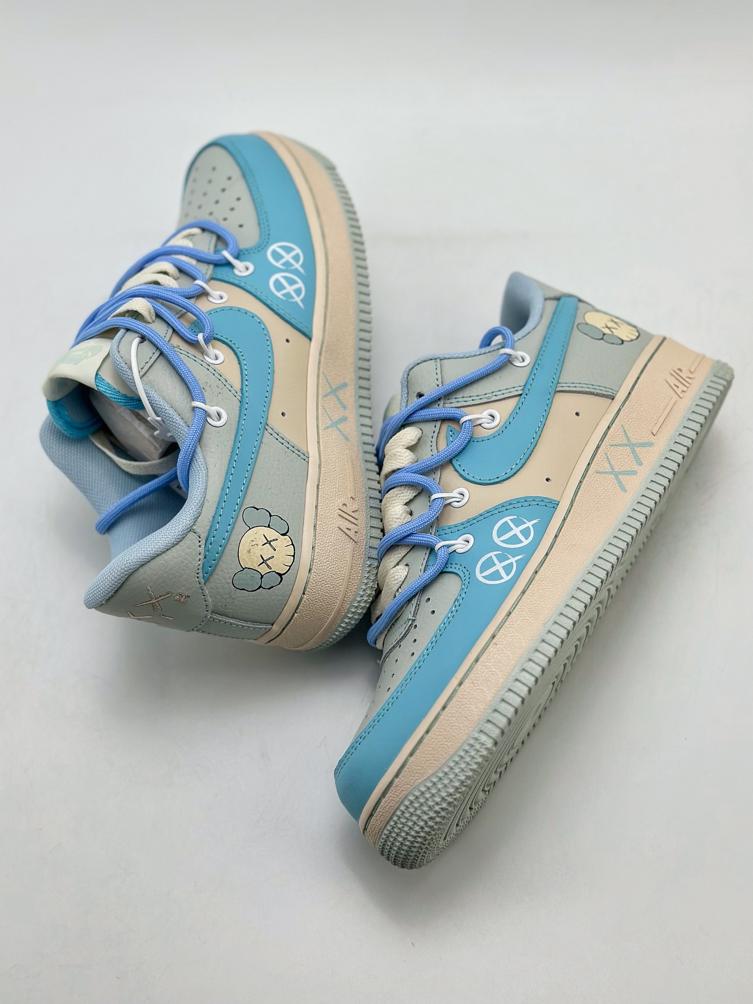 NikeAirForce1Low07xKAWSXX涂鸦绑带原楦头原纸板打造纯正低帮空军版型专注外贸渠道全