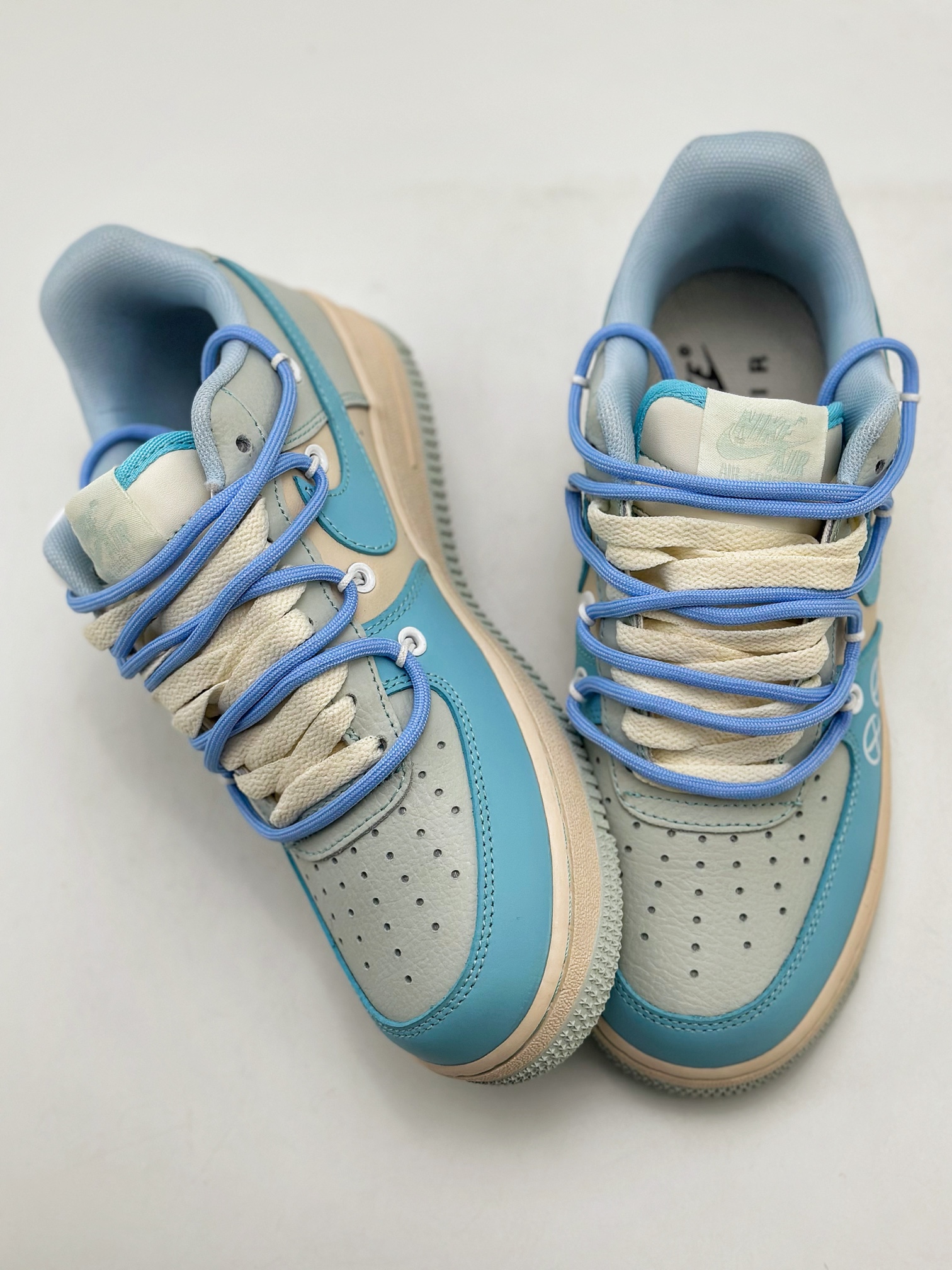 NikeAirForce1Low07xKAWSXX涂鸦绑带原楦头原纸板打造纯正低帮空军版型专注外贸渠道全