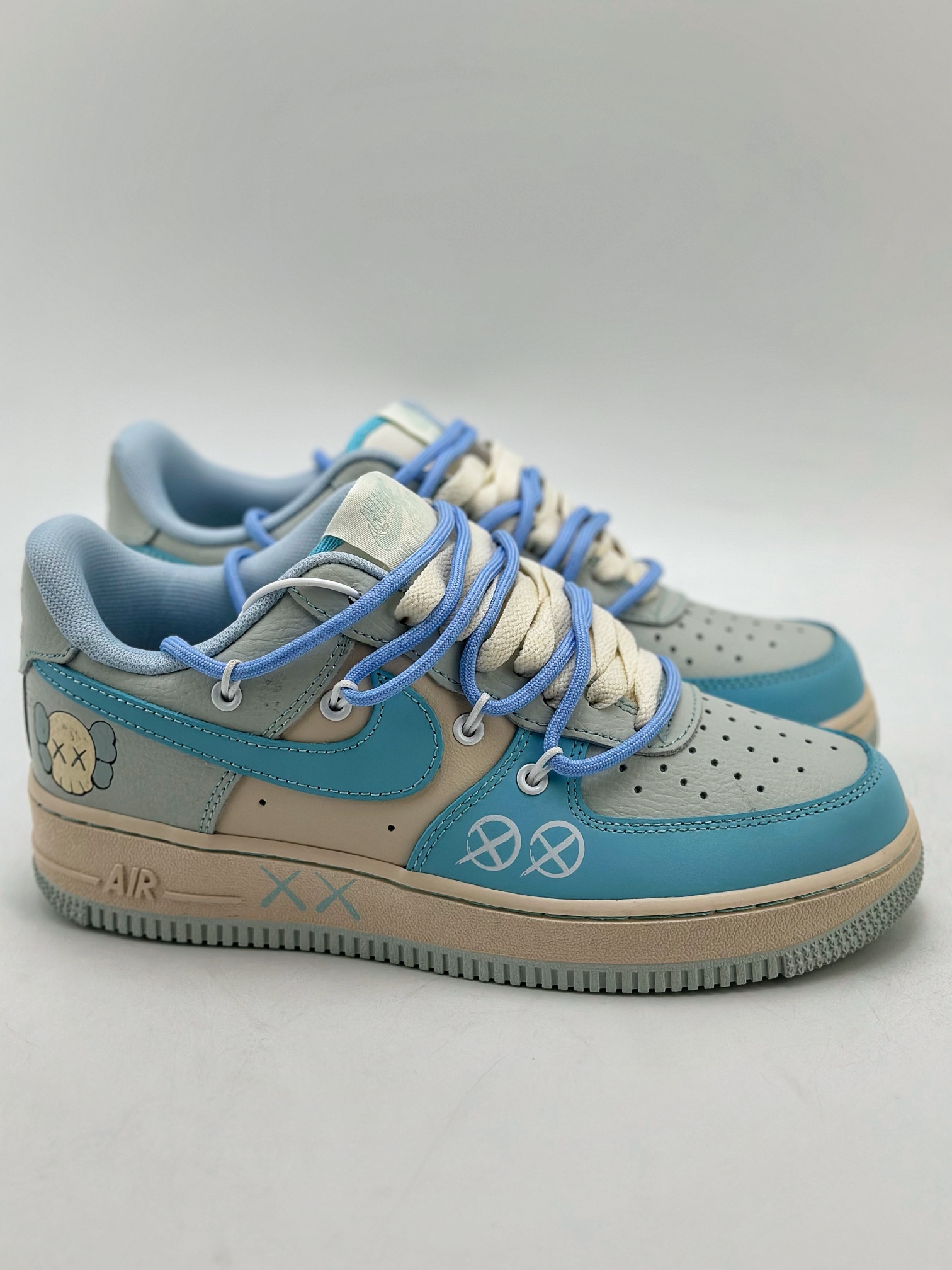 NikeAirForce1Low07xKAWSXX涂鸦绑带原楦头原纸板打造纯正低帮空军版型专注外贸渠道全