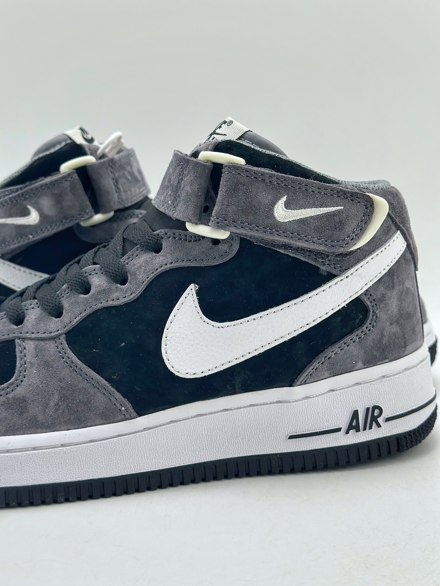 NikeAirForce1Mid07灰黑麂皮原楦头原纸板打造纯正中帮空军版型专注外贸渠道全掌内置蜂窝气垫