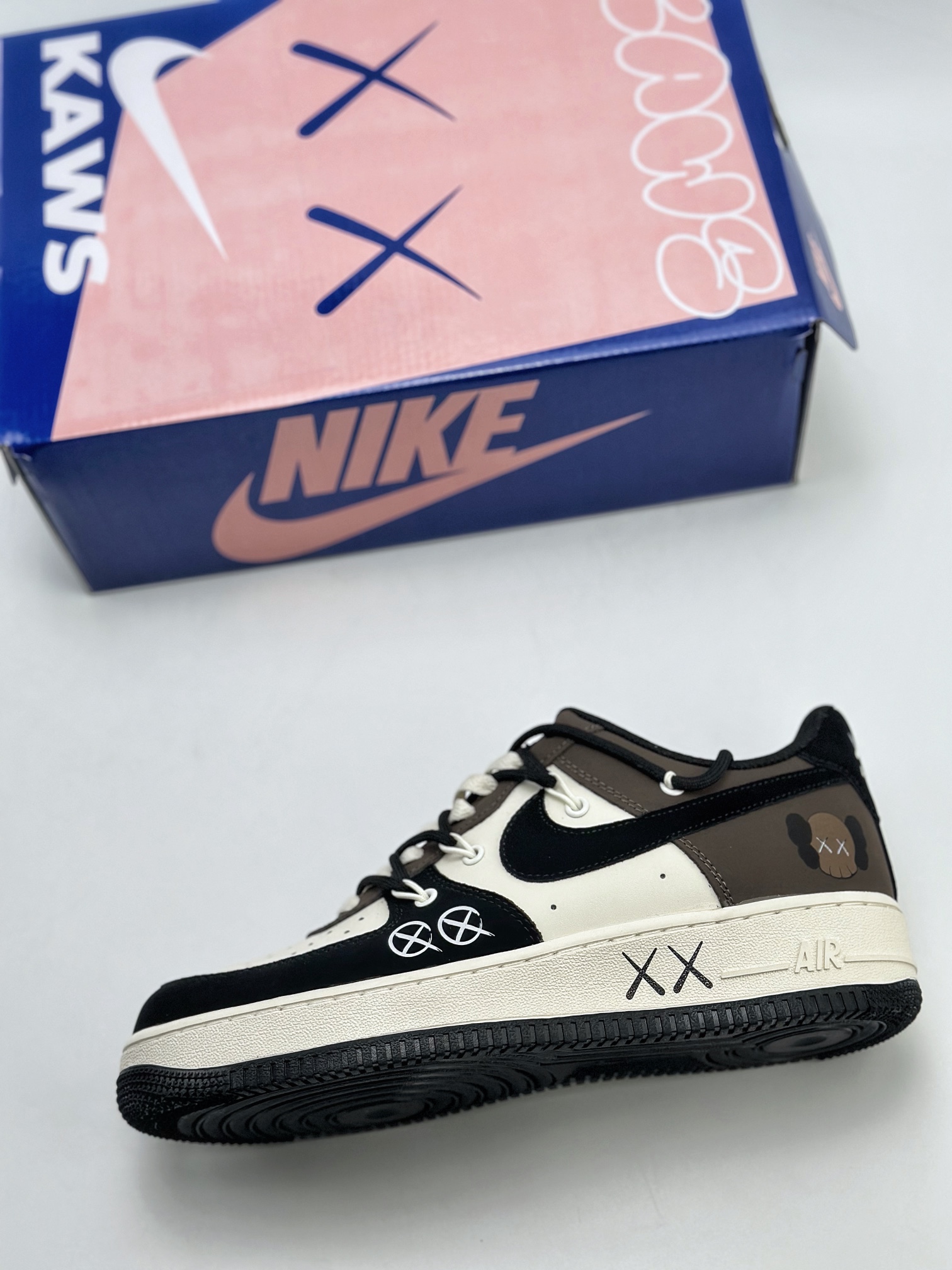 NikeAirForce1Low07xKAWSXX涂鸦绑带白黑棕原楦头原纸板打造纯正低帮空军版型专注外贸