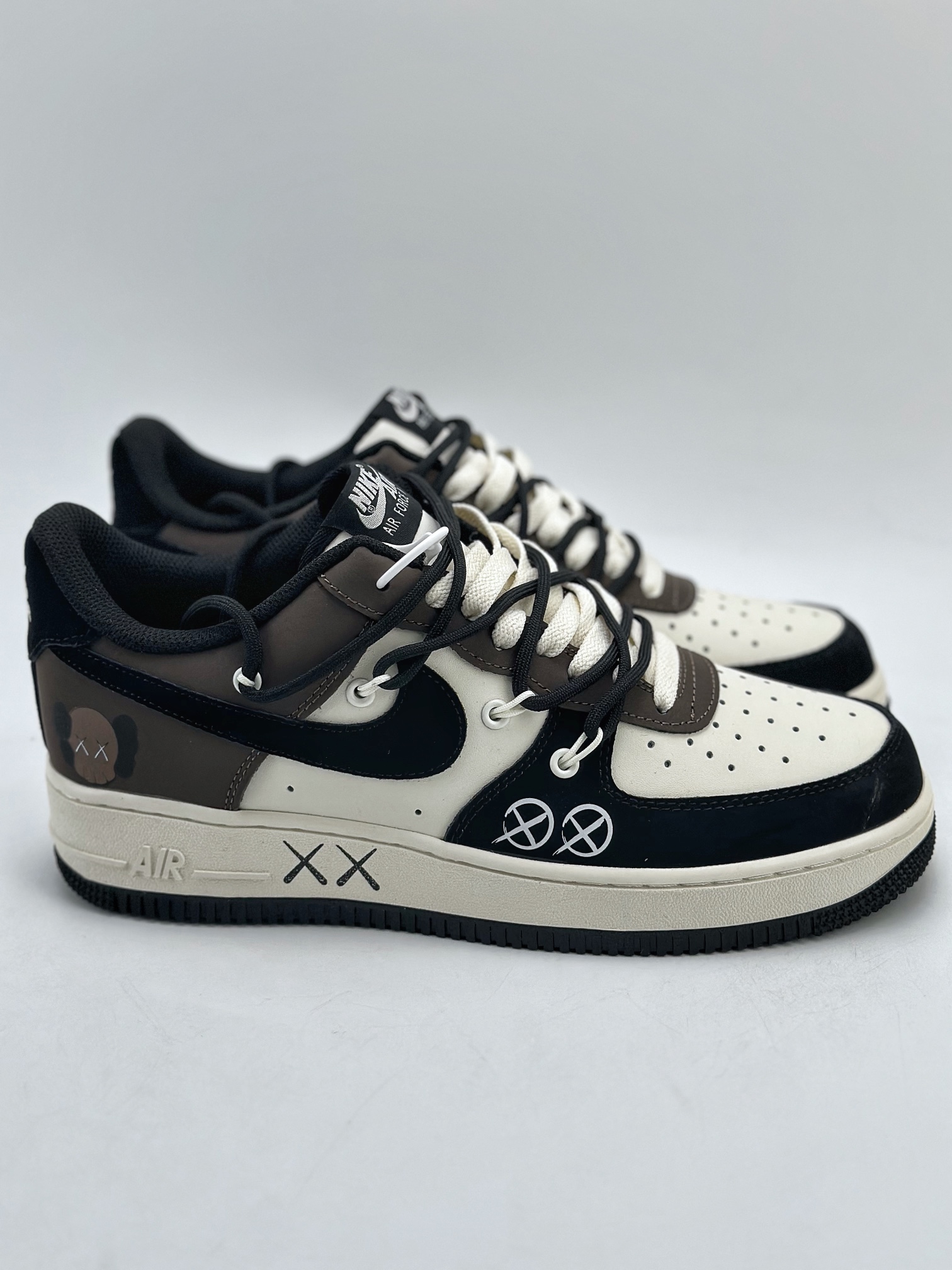 NikeAirForce1Low07xKAWSXX涂鸦绑带白黑棕原楦头原纸板打造纯正低帮空军版型专注外贸