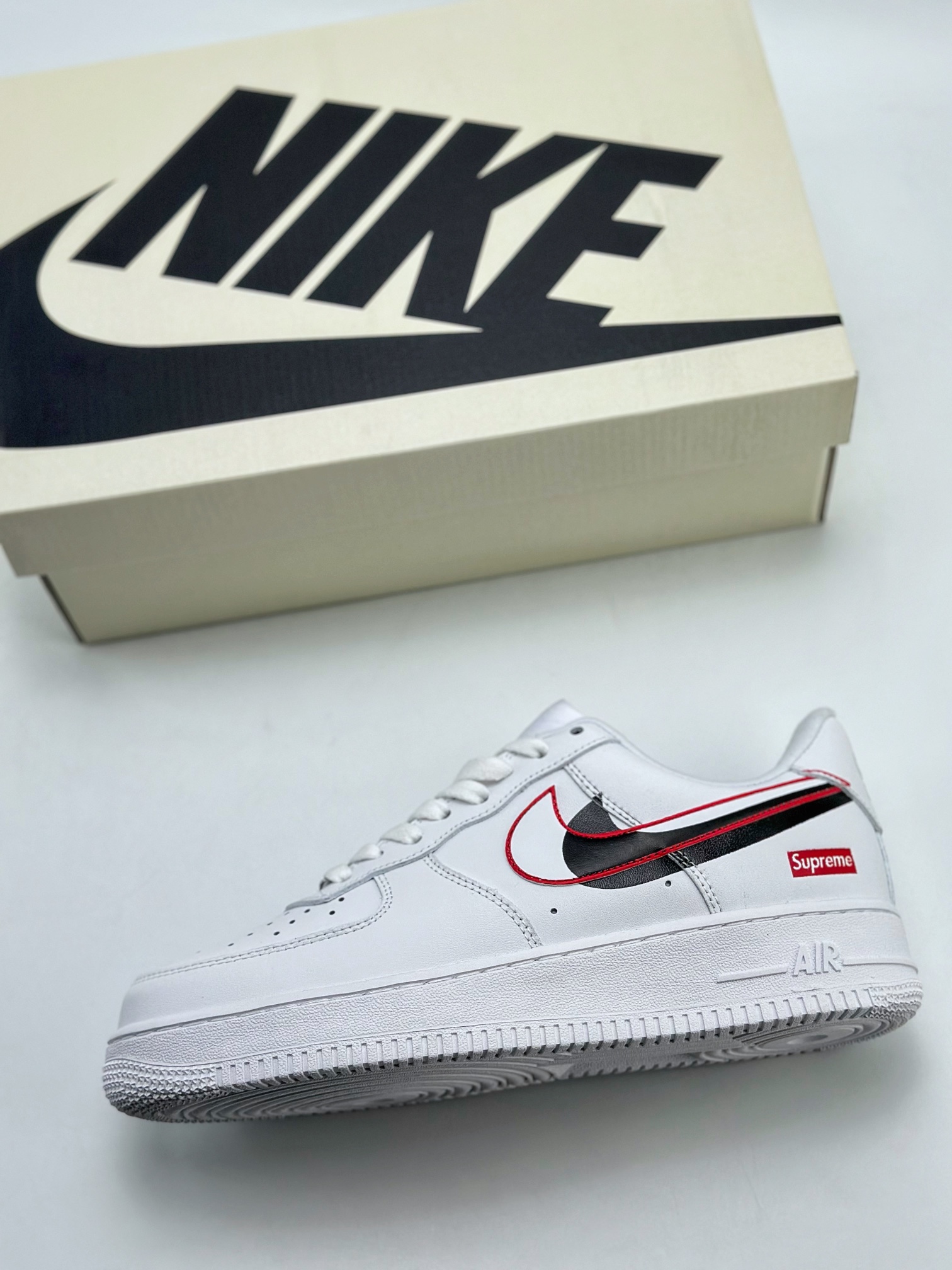 NikeAirForce1Low07xSupreme手绘印花双钩白黑原楦头原纸板打造纯正低帮空军版型专注